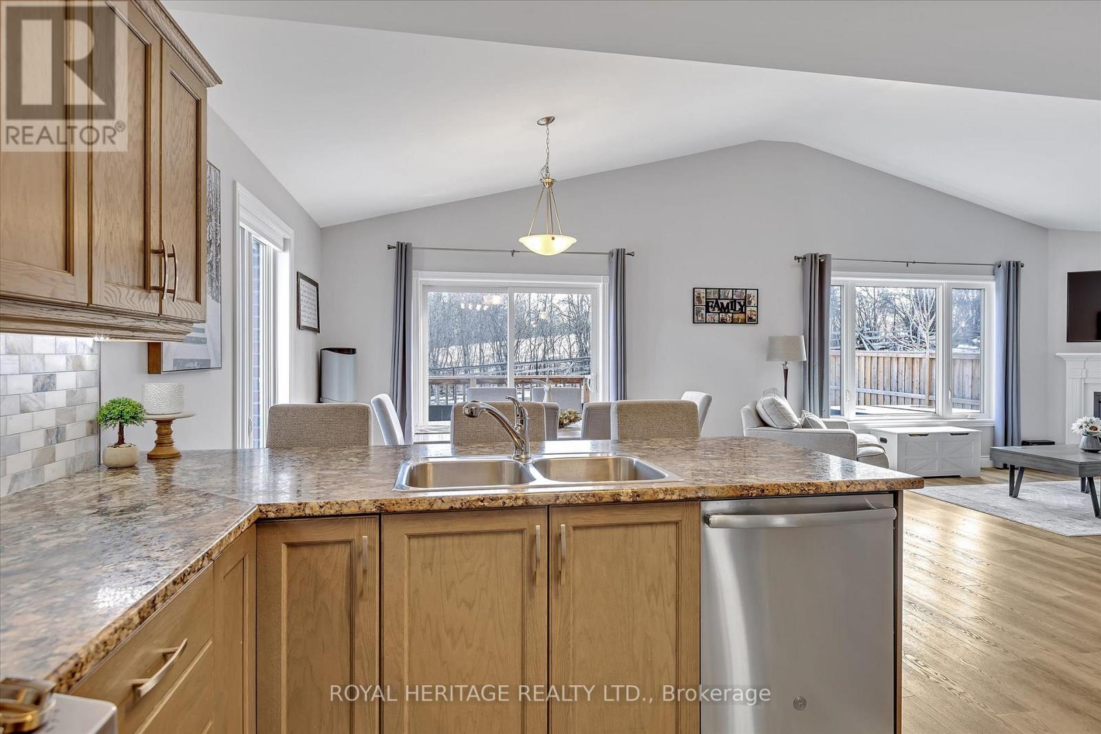 562 Joslin Street, Peterborough North (North), Ontario  K9J 0J1 - Photo 9 - X12083417