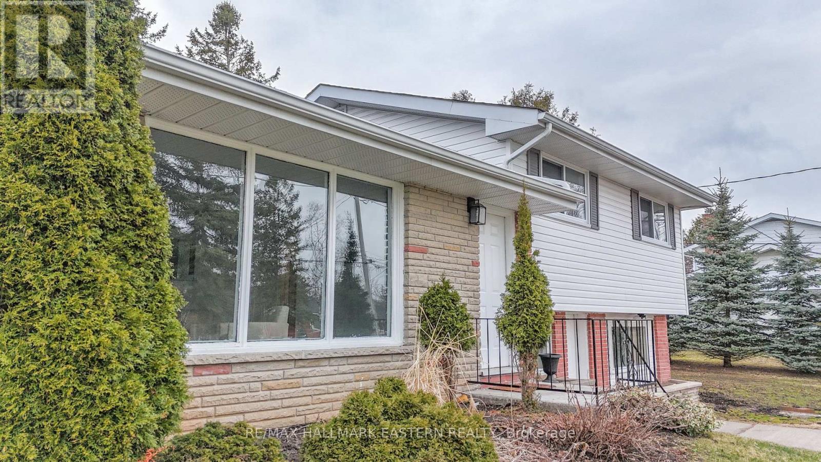 204 Hillview Drive, Peterborough North (South), Ontario  K9K 2N2 - Photo 3 - X12087145