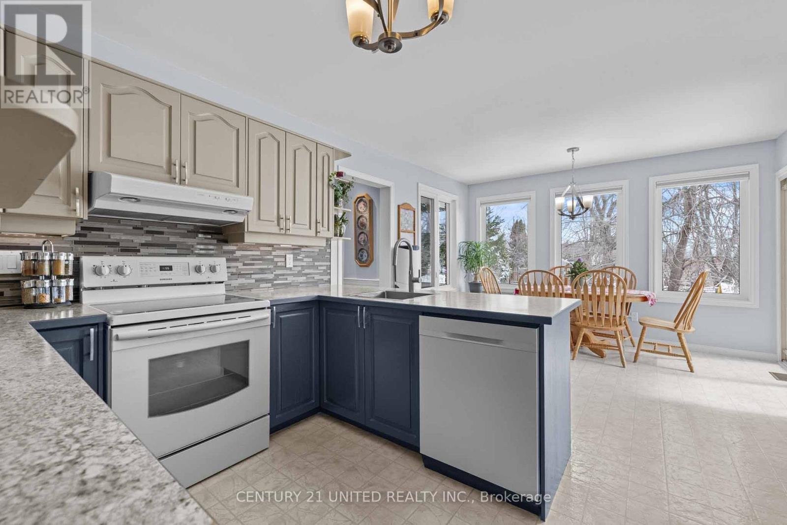 1688 Waddell Avenue, Peterborough West (South), Ontario  K9K 2G6 - Photo 4 - X12088322
