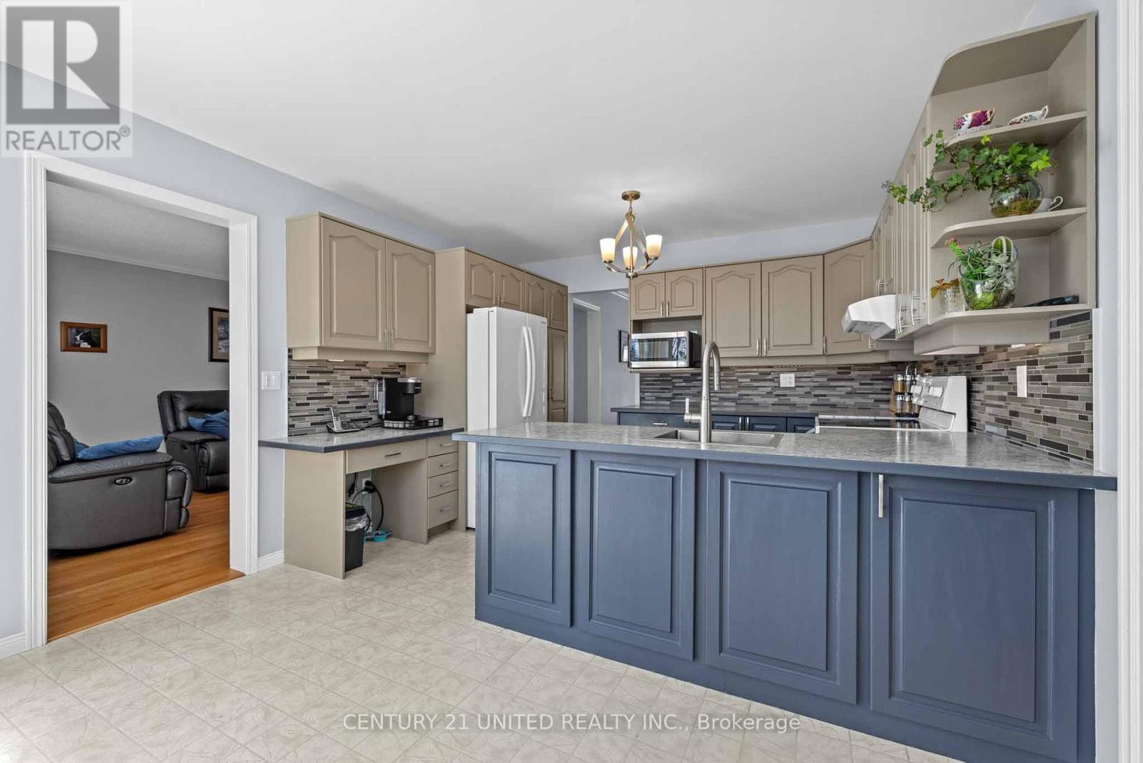 1688 Waddell Avenue, Peterborough West (South), Ontario  K9K 2G6 - Photo 5 - X12088322