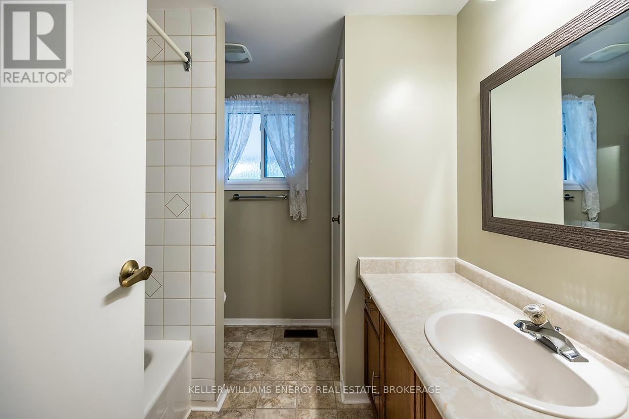 14 Fairway Drive, Clarington (Newcastle), Ontario  L1B 1B3 - Photo 19 - E12088558