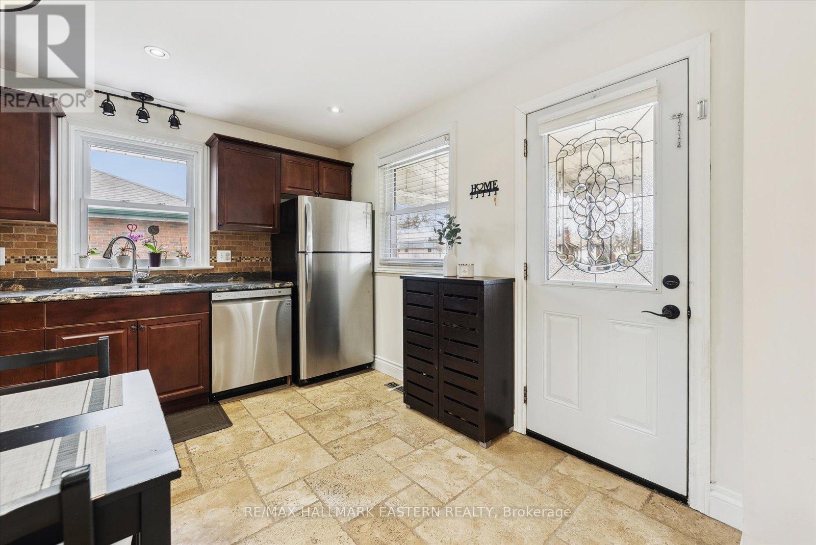 508 Erskine Avenue, Peterborough South (West), Ontario  K9J 5T4 - Photo 11 - X12088460