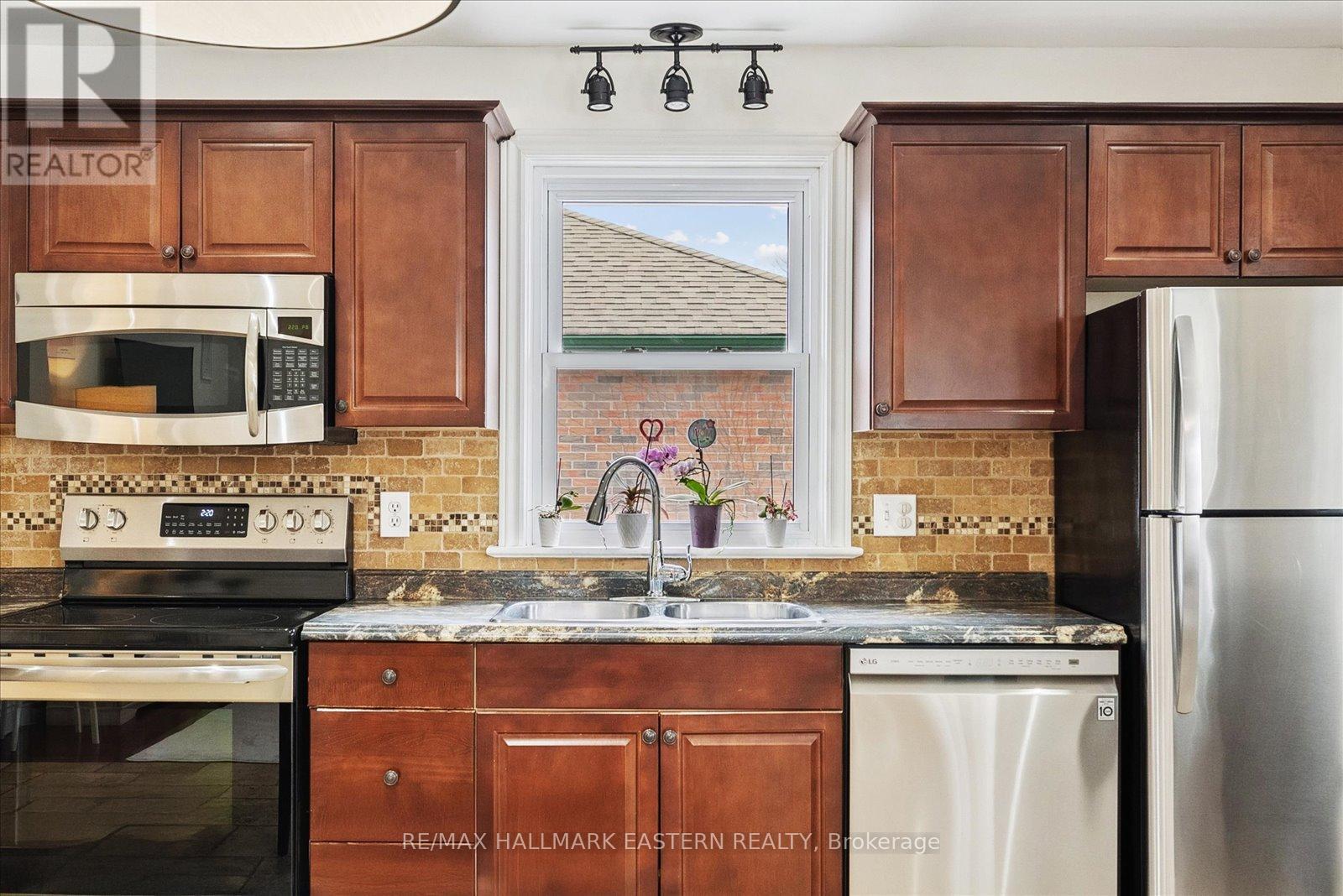 508 Erskine Avenue, Peterborough South (West), Ontario  K9J 5T4 - Photo 13 - X12088460