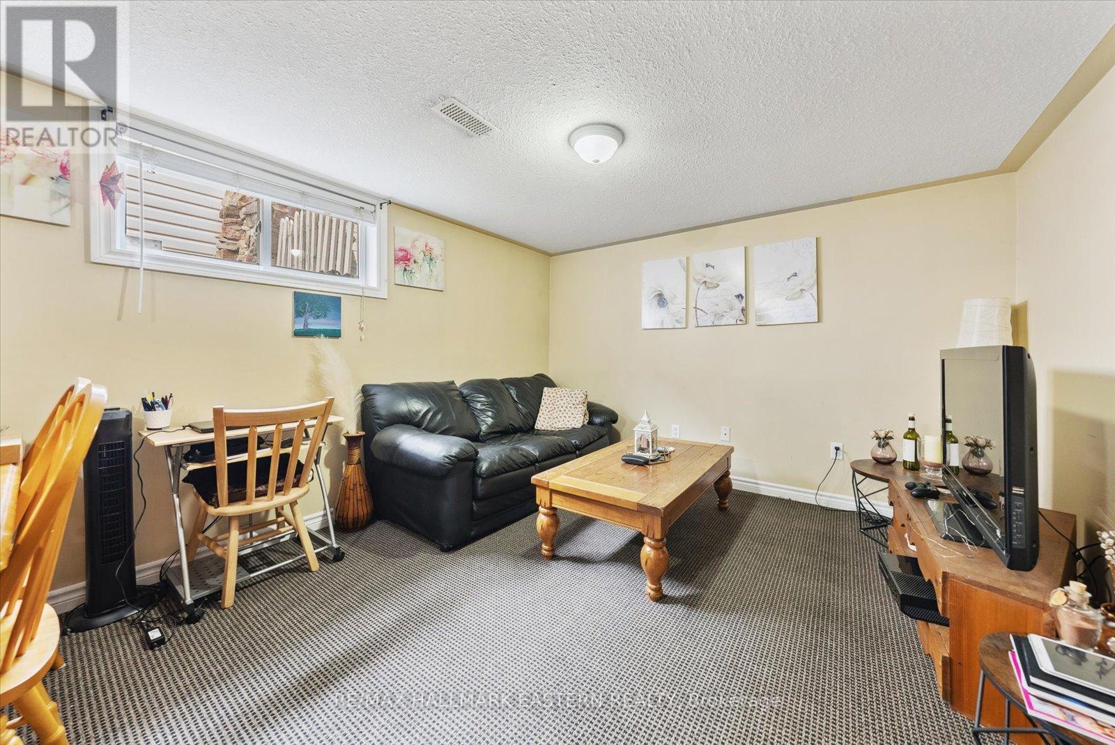 508 Erskine Avenue, Peterborough South (West), Ontario  K9J 5T4 - Photo 21 - X12088460