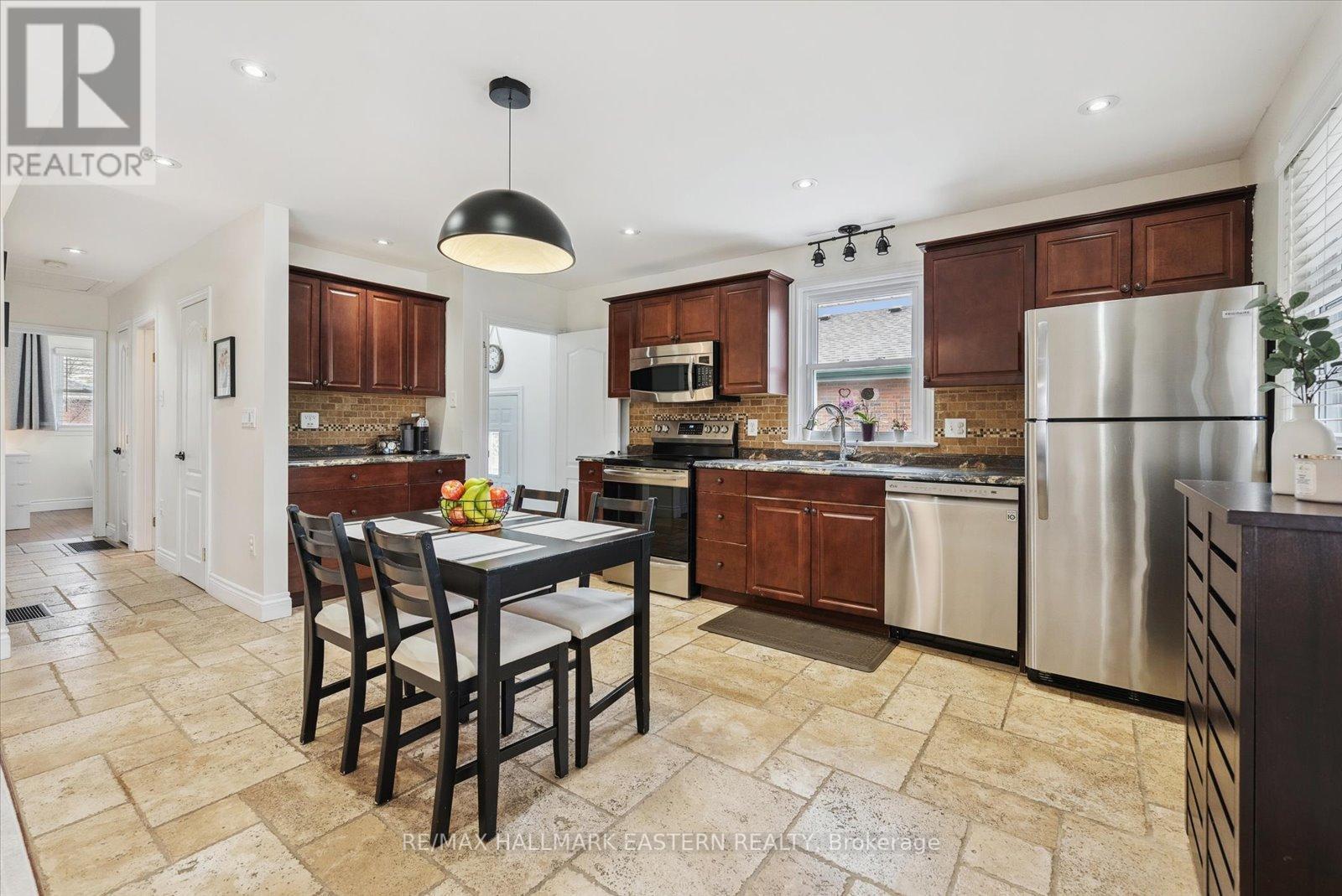 508 Erskine Avenue, Peterborough South (West), Ontario  K9J 5T4 - Photo 9 - X12088460