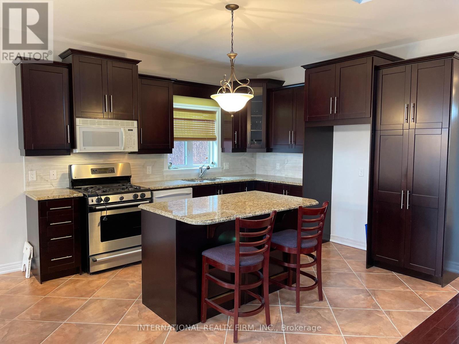 12 Dunsford Court, Kawartha Lakes (Lindsay), Ontario  K9V 5T2 - Photo 4 - X12090349