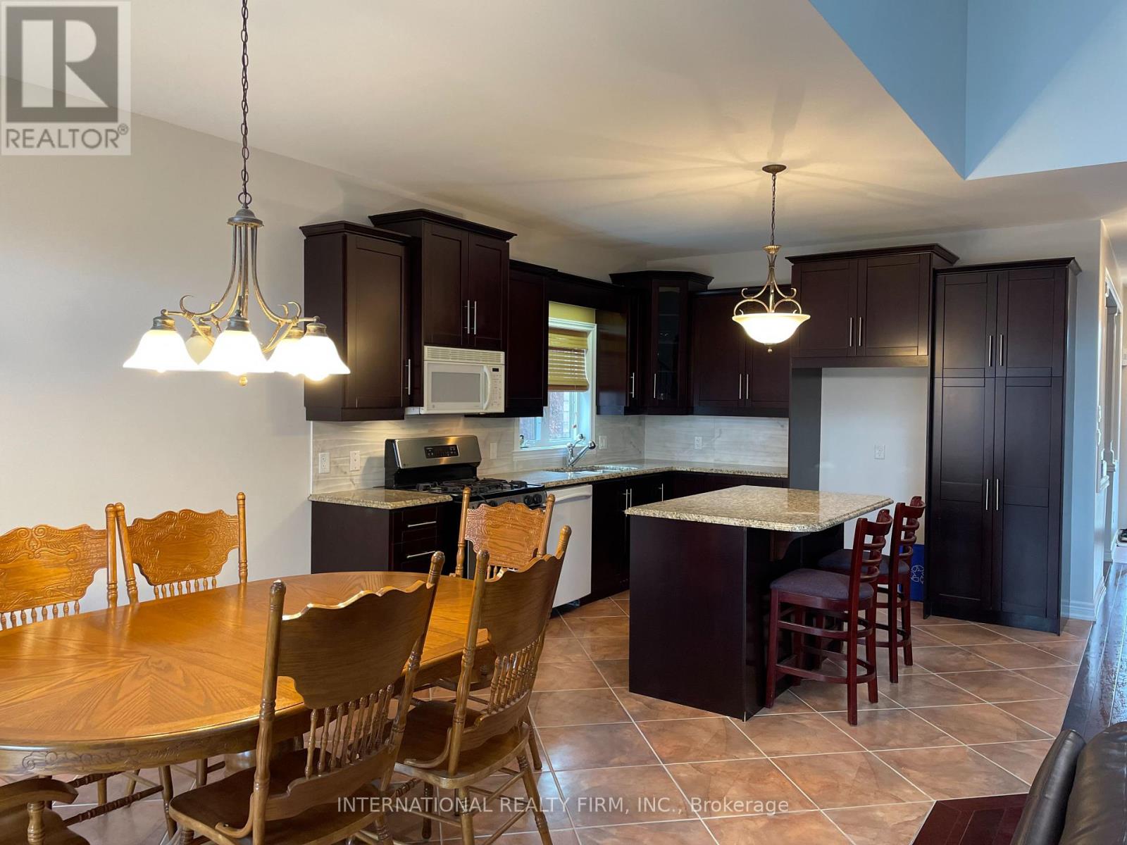 12 Dunsford Court, Kawartha Lakes (Lindsay), Ontario  K9V 5T2 - Photo 5 - X12090349
