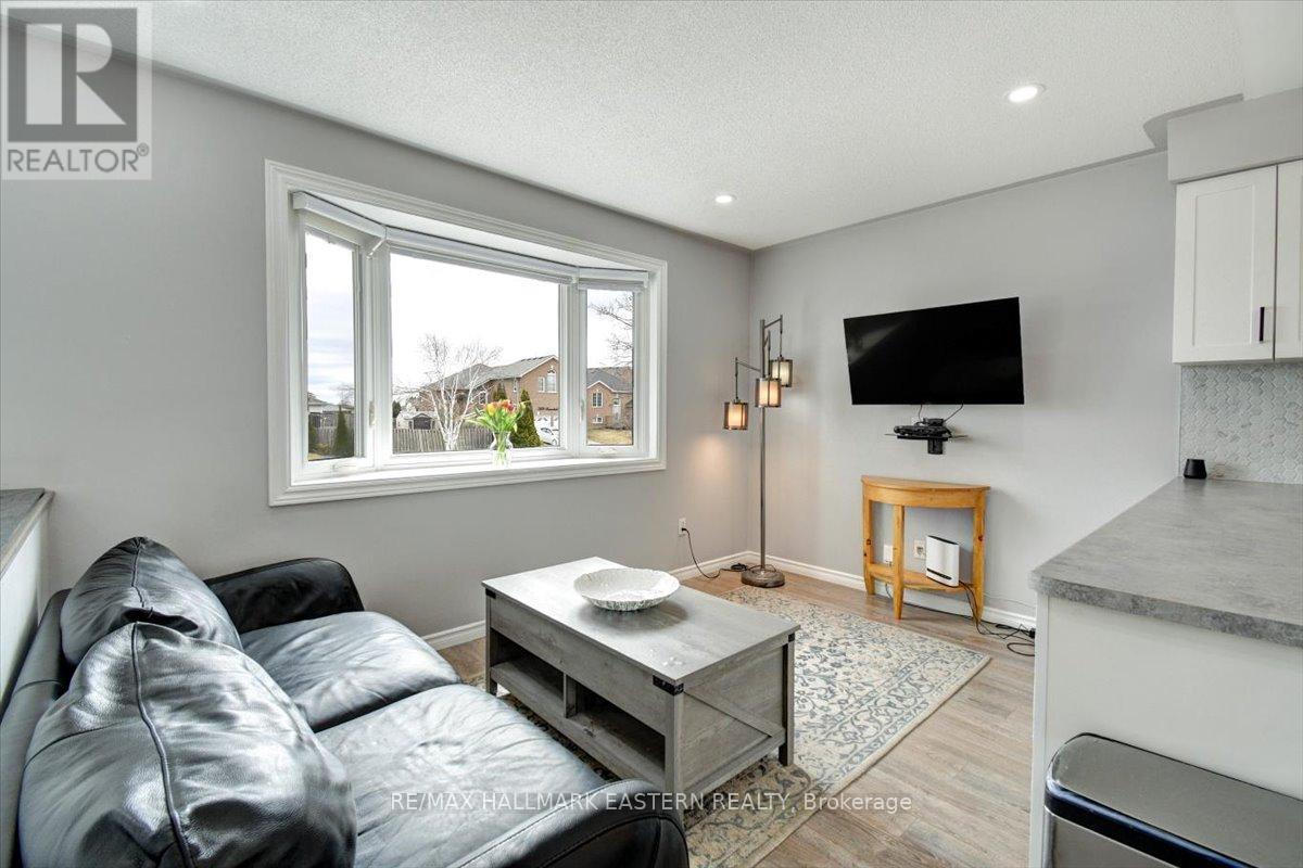 207 Milroy Drive, Peterborough North (North), Ontario  K9H 7M8 - Photo 6 - X12091663