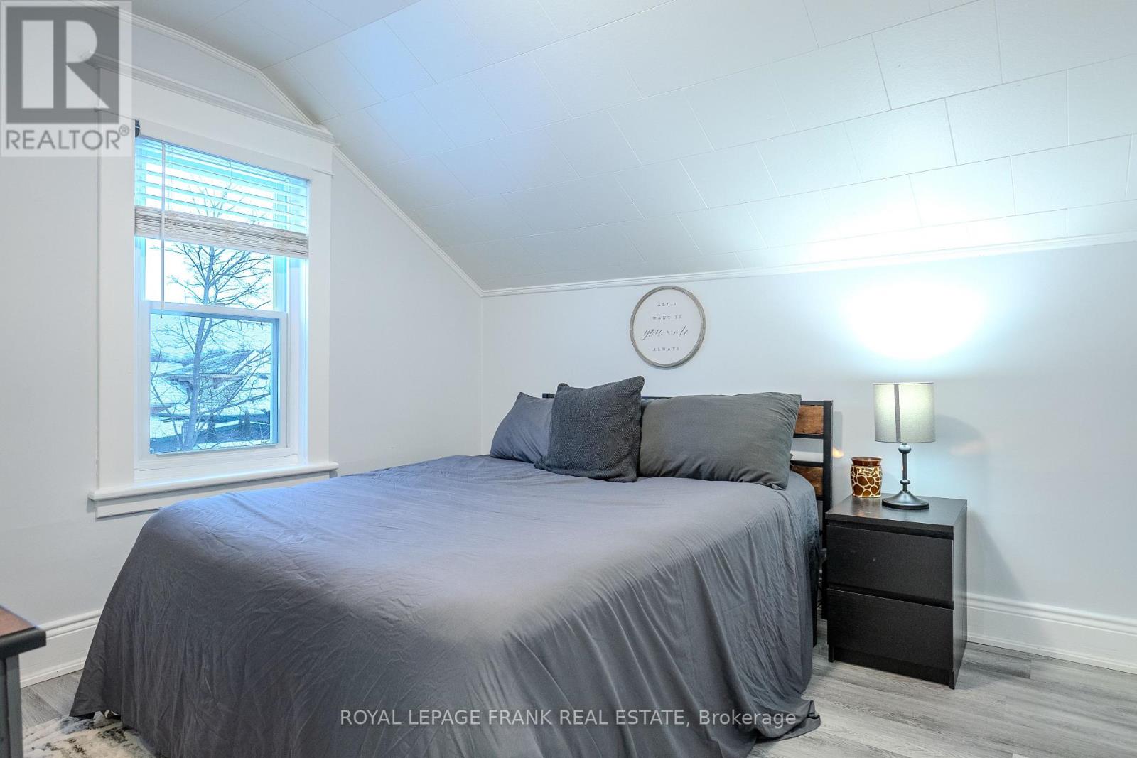 71 Cambridge Street S, Kawartha Lakes (Lindsay), Ontario  K9V 3C4 - Photo 11 - X12092130