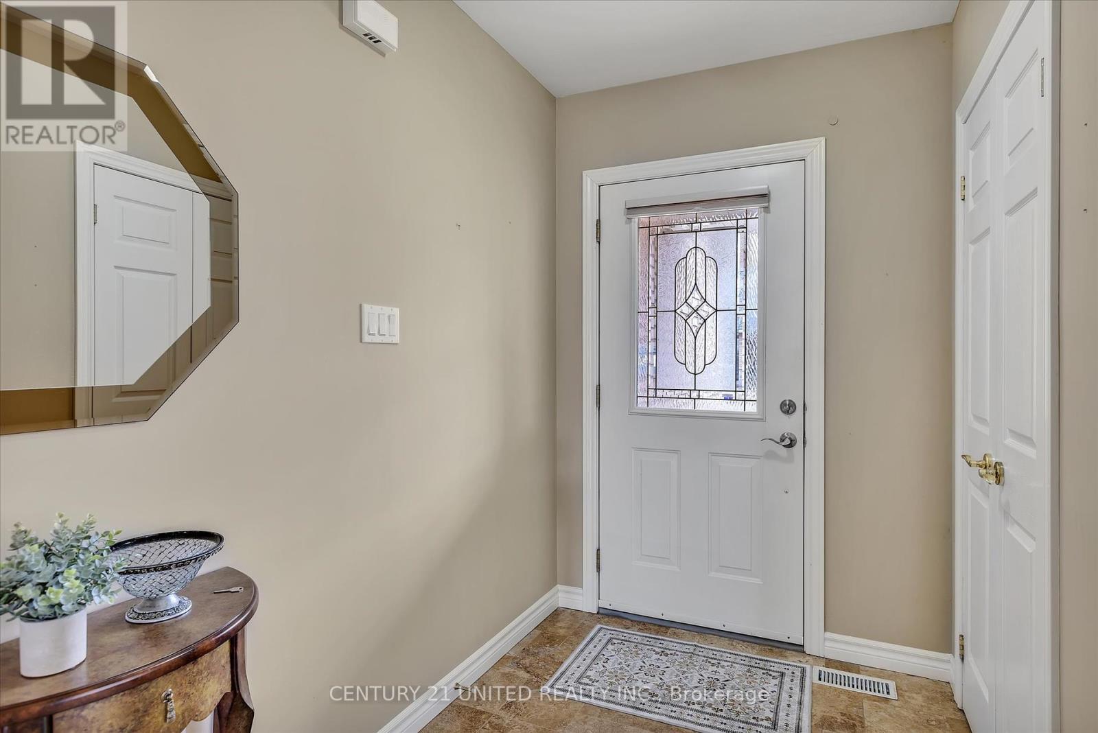 6 Village Crescent, Peterborough West (South), Ontario  K9J 8S7 - Photo 6 - X12093046