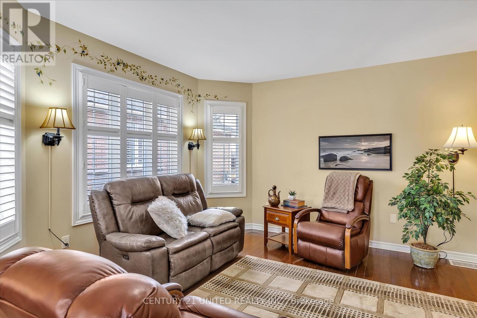 6 Village Crescent, Peterborough West (South), Ontario  K9J 8S7 - Photo 8 - X12093046