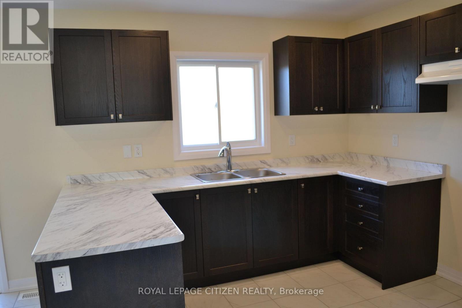 41 Carew Boulevard, Kawartha Lakes (Ops), Ontario  K9V 0P7 - Photo 10 - X12094106