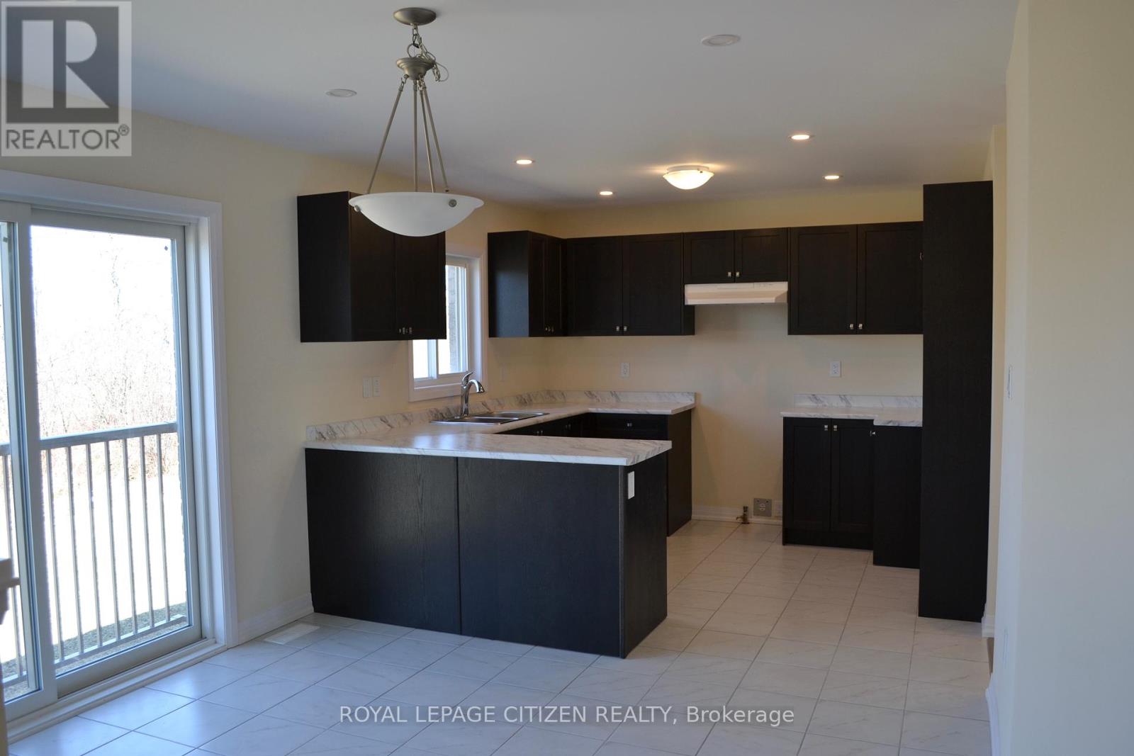 41 Carew Boulevard, Kawartha Lakes (Ops), Ontario  K9V 0P7 - Photo 7 - X12094106