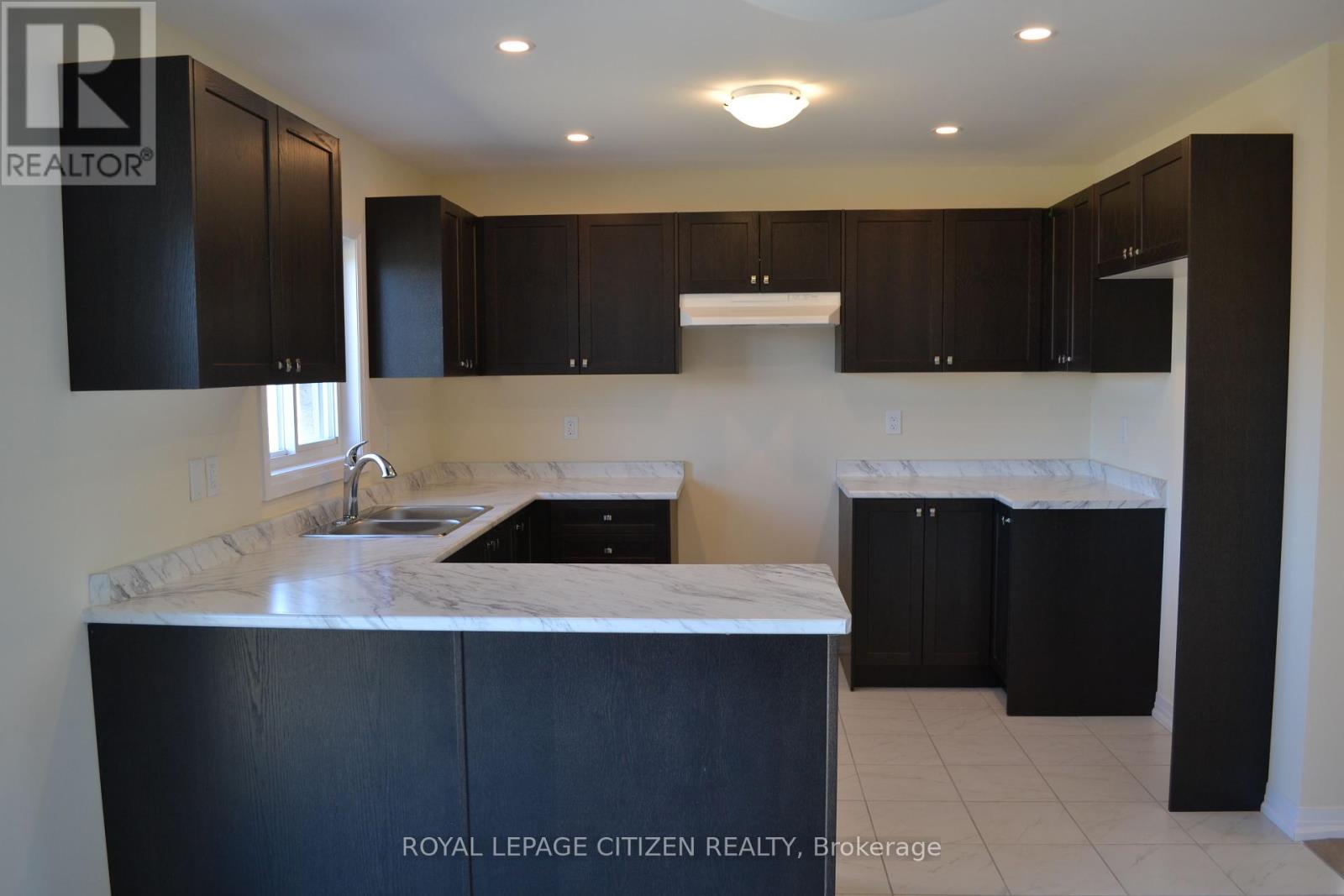 41 Carew Boulevard, Kawartha Lakes (Ops), Ontario  K9V 0P7 - Photo 9 - X12094106