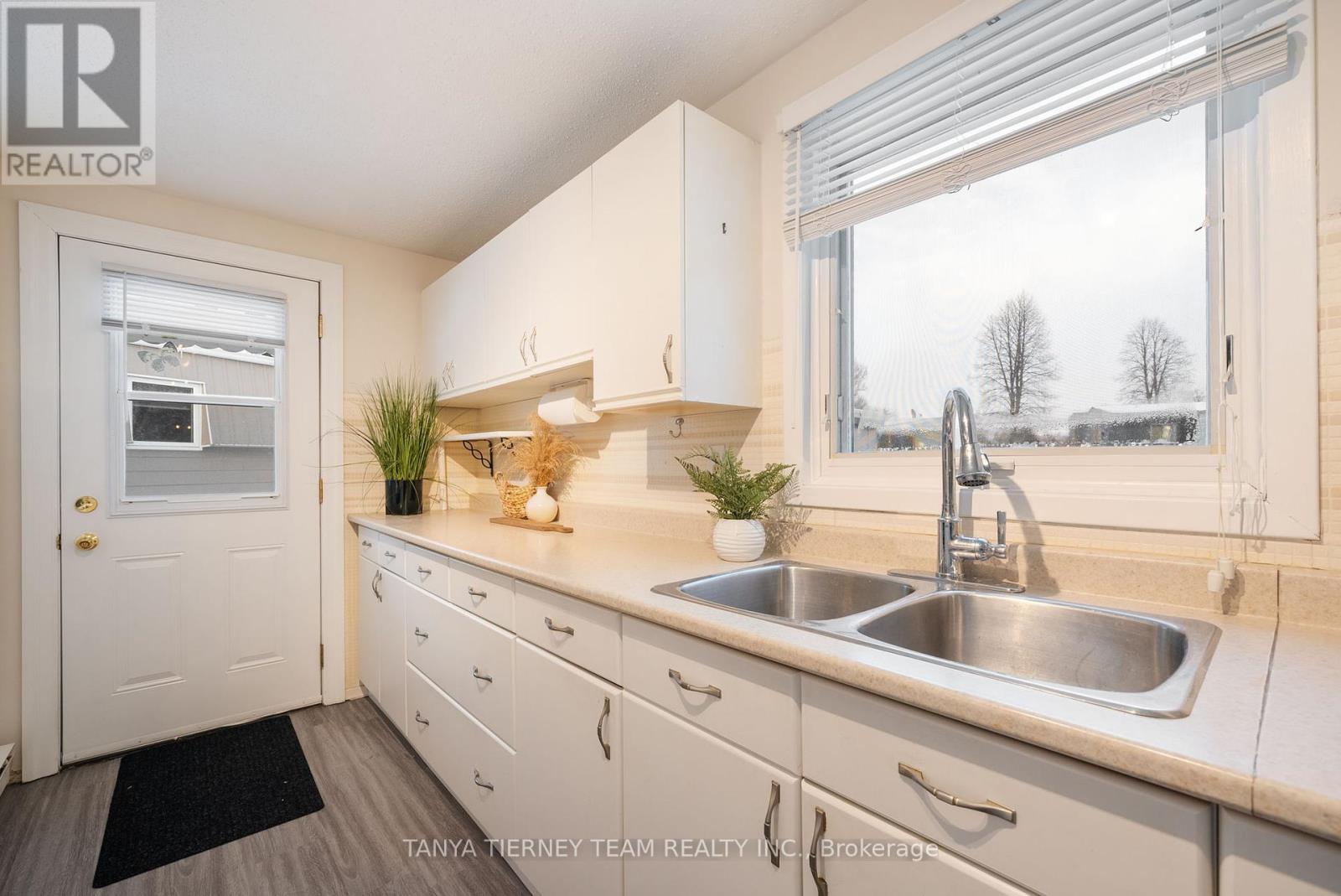 6 The Cove Road, Clarington (Newcastle), Ontario  L1B 1B9 - Photo 12 - E12096851