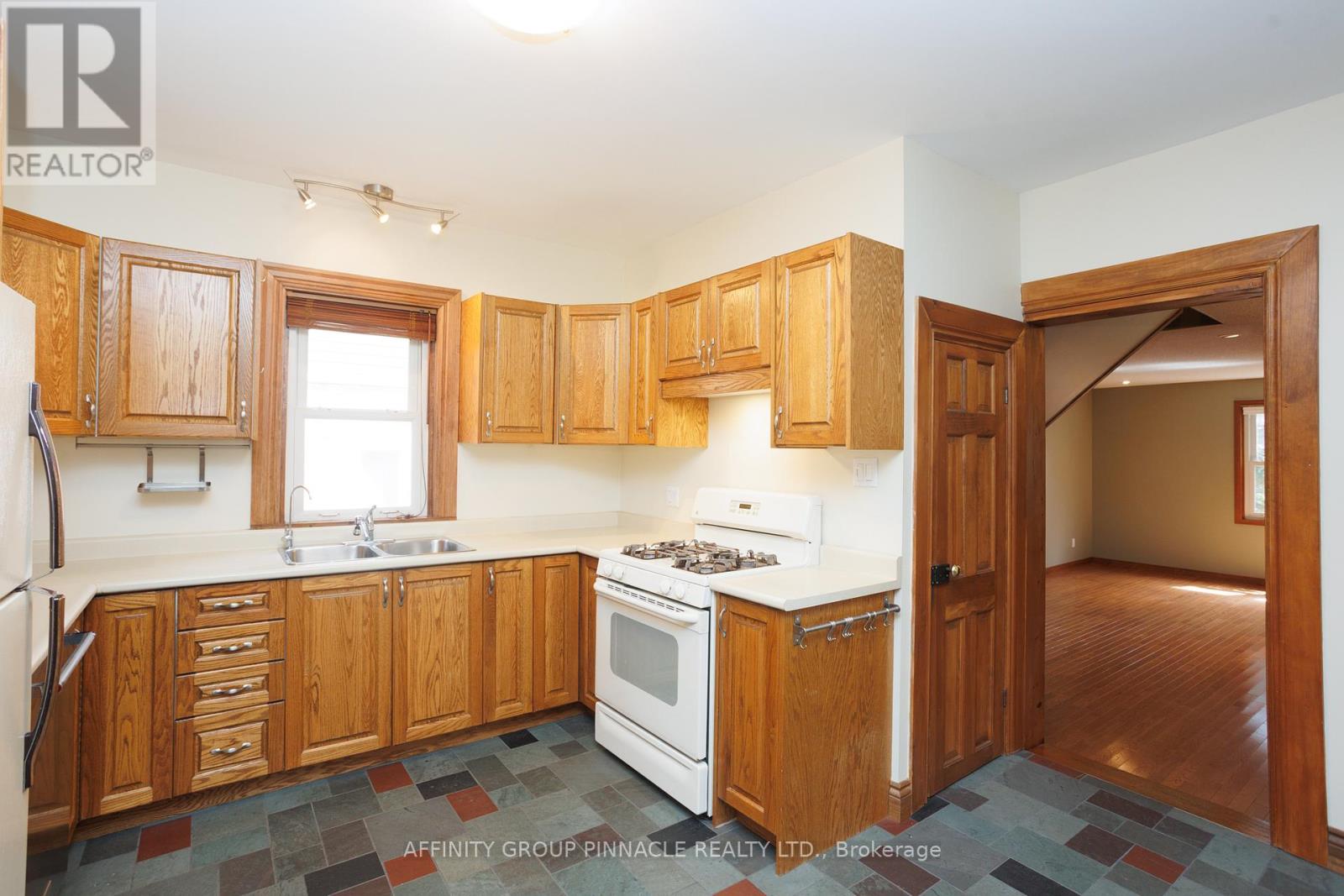 93 Glenelg Street W, Kawartha Lakes (Lindsay), Ontario  K9V 2V8 - Photo 13 - X12099586