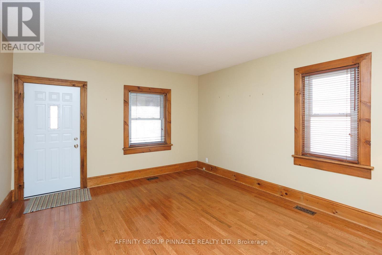 93 Glenelg Street W, Kawartha Lakes (Lindsay), Ontario  K9V 2V8 - Photo 5 - X12099586