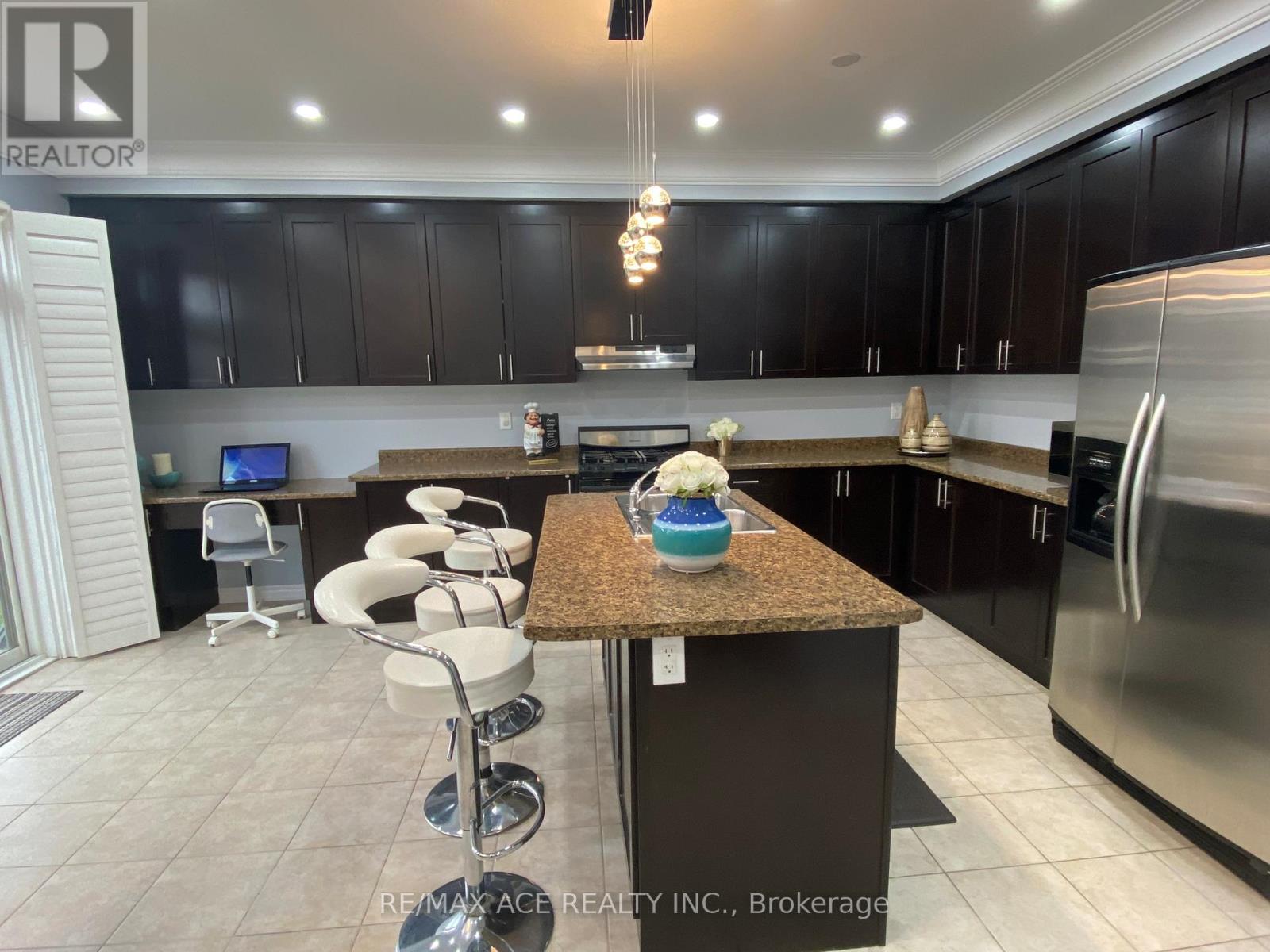 76 Pedwell Street, Clarington (Newcastle), Ontario  L1B 0E2 - Photo 5 - E12103073