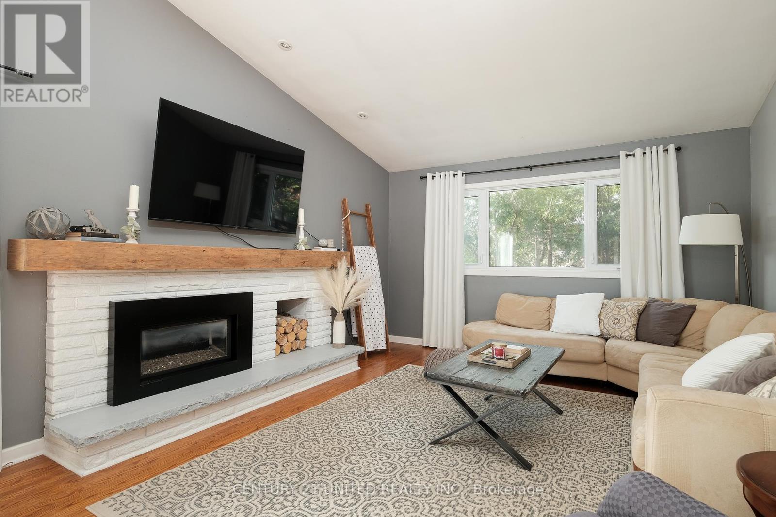 1052 Glendale Drive, Peterborough North (Central), Ontario  K9H 6M4 - Photo 4 - X12103779
