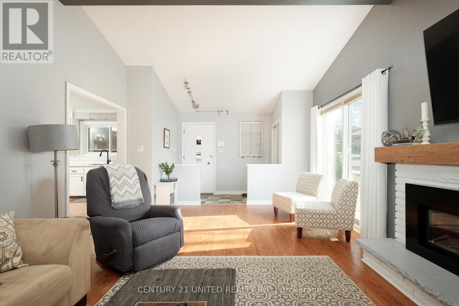 1052 Glendale Drive, Peterborough North (Central), Ontario  K9H 6M4 - Photo 5 - X12103779