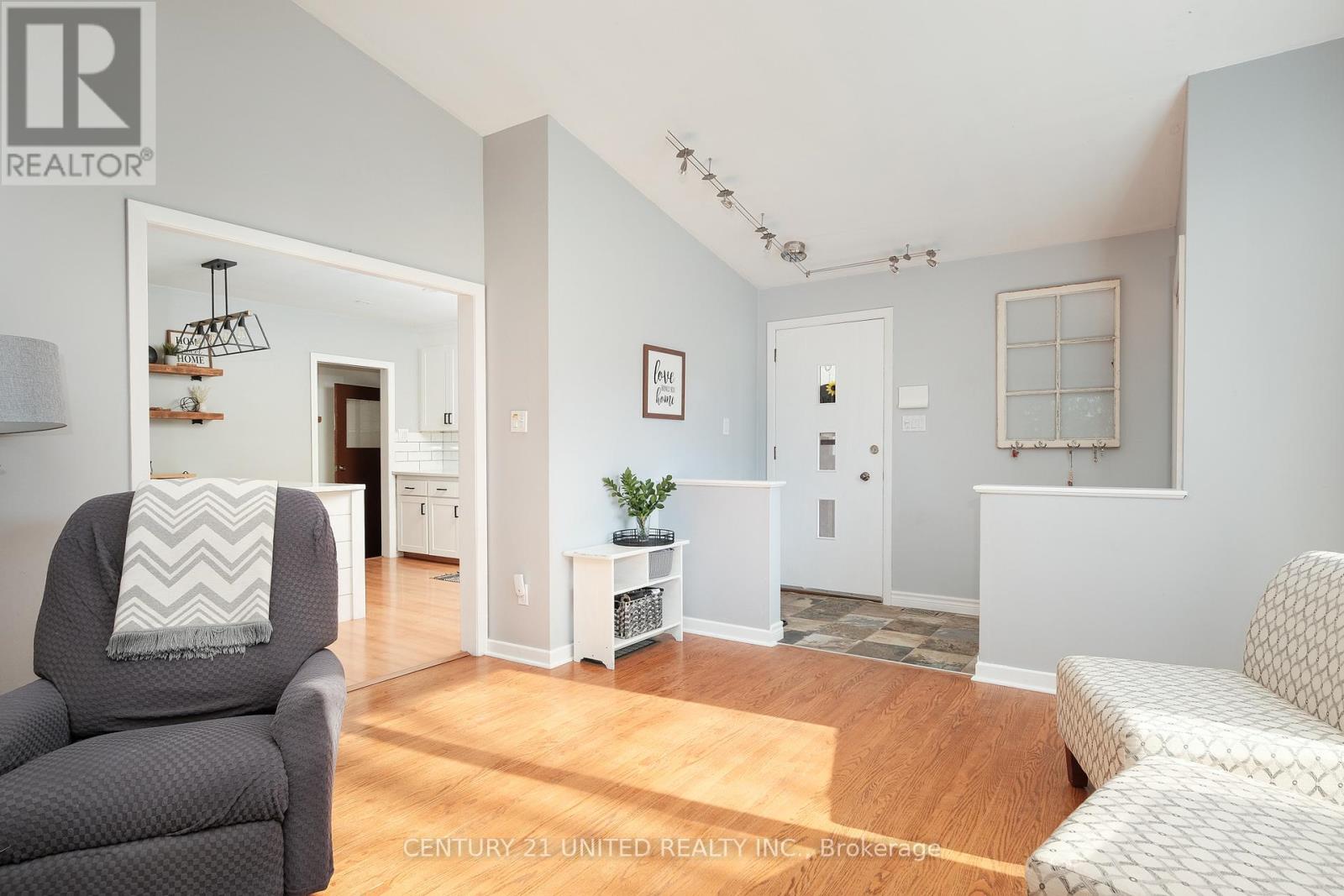 1052 Glendale Drive, Peterborough North (Central), Ontario  K9H 6M4 - Photo 7 - X12103779