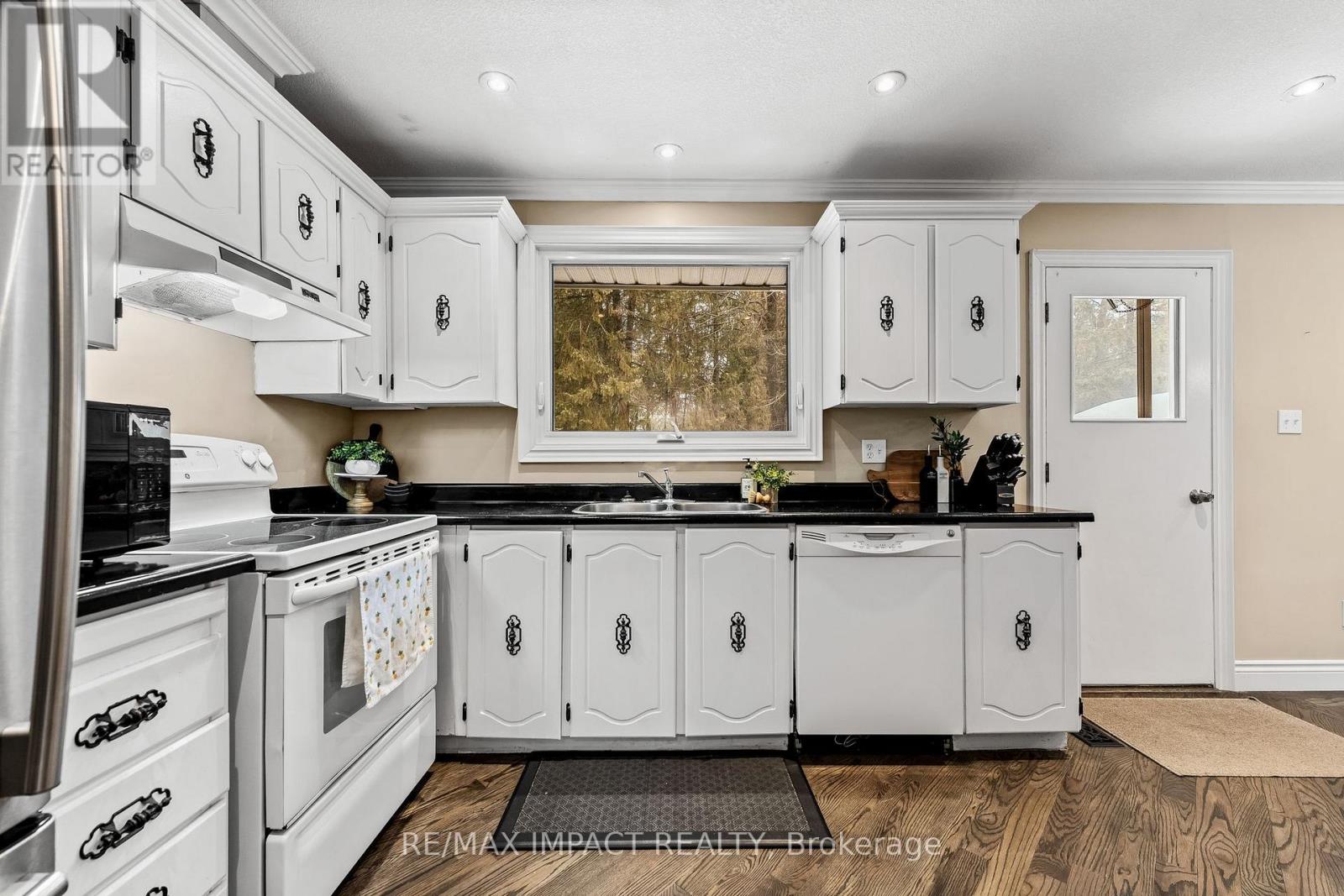 1158 Weller Street, Peterborough West (North), Ontario  K9J 7M8 - Photo 18 - X12104060