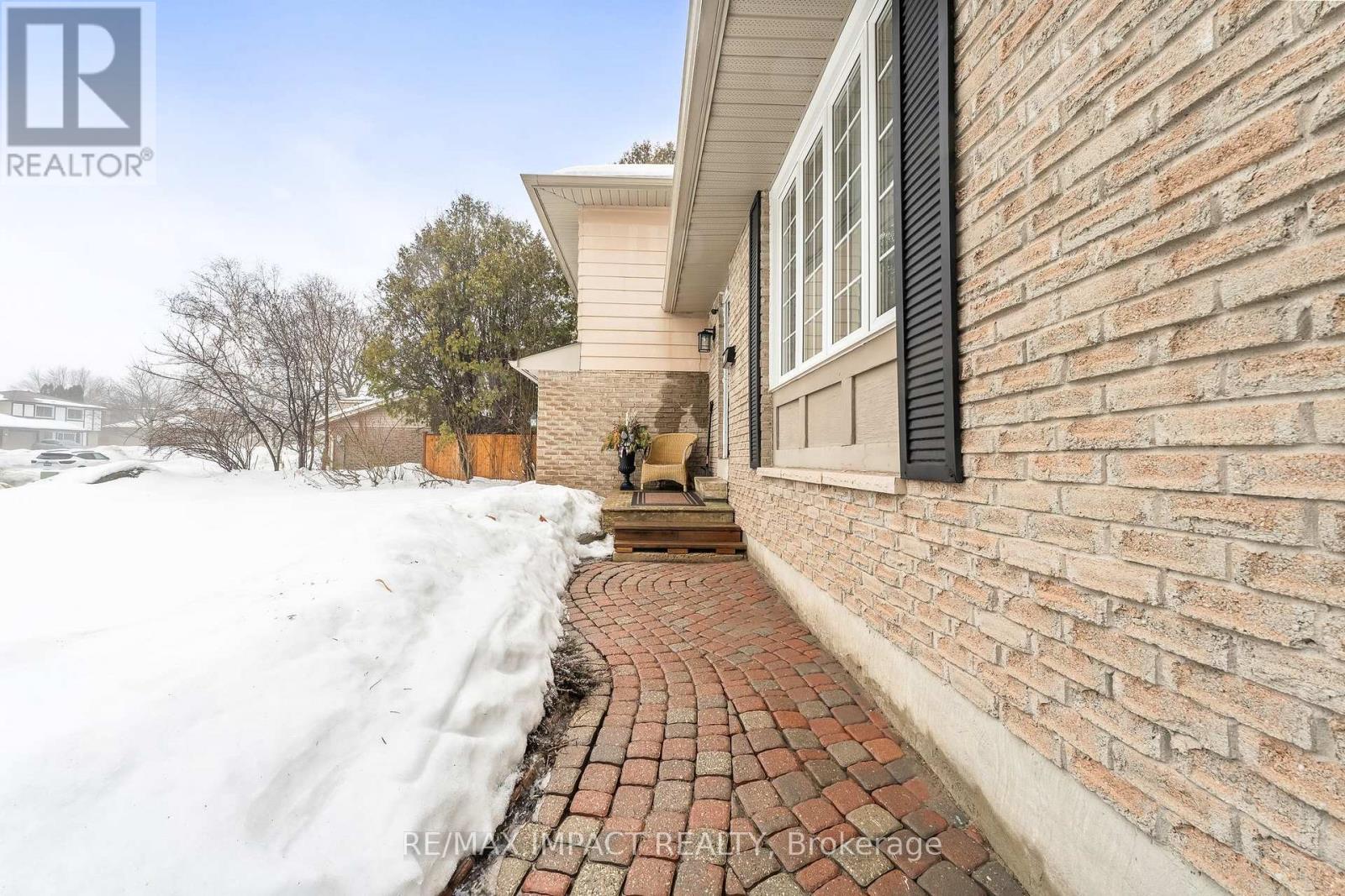 1158 Weller Street, Peterborough West (North), Ontario  K9J 7M8 - Photo 6 - X12104060