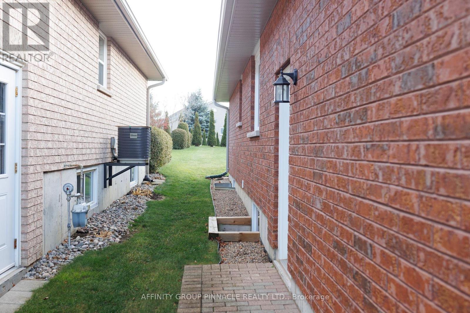 23 Denfield Road, Kawartha Lakes (Lindsay), Ontario  K9V 0B5 - Photo 4 - X12104170