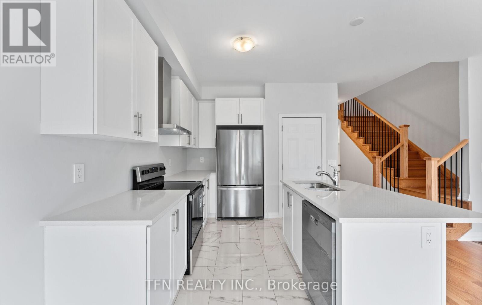 15 Keenan Street, Kawartha Lakes (Lindsay), Ontario  K9V 6C2 - Photo 8 - X12104173