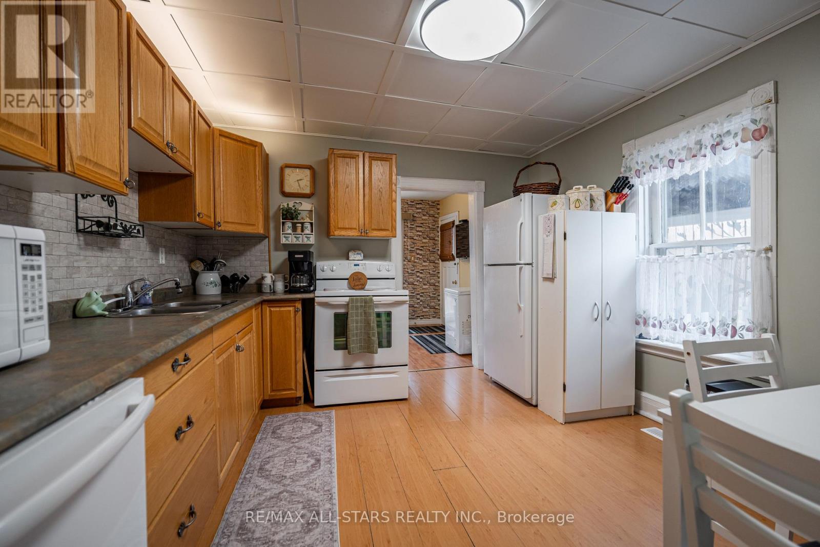 221 Park Place, Peterborough Central (South), Ontario  K9J 3V9 - Photo 10 - X12104526