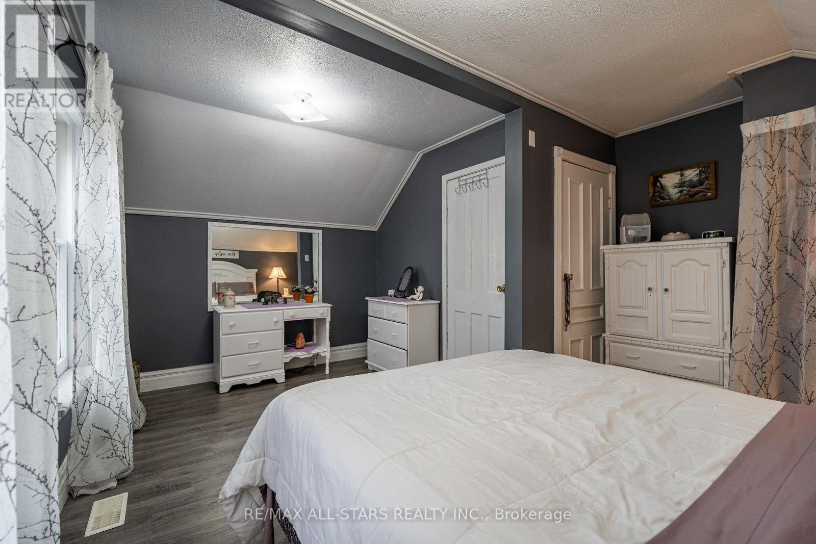 221 Park Place, Peterborough Central (South), Ontario  K9J 3V9 - Photo 15 - X12104526