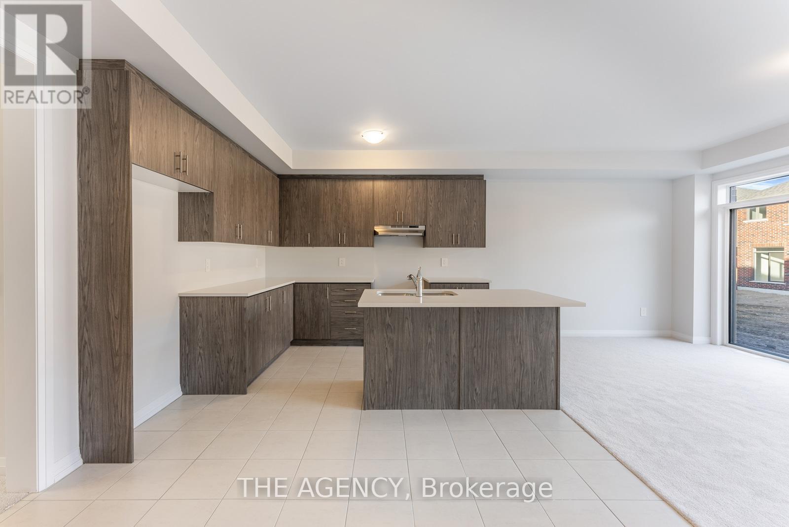 44 Corley Street, Kawartha Lakes (Lindsay), Ontario  K9V 6C2 - Photo 6 - X12104750