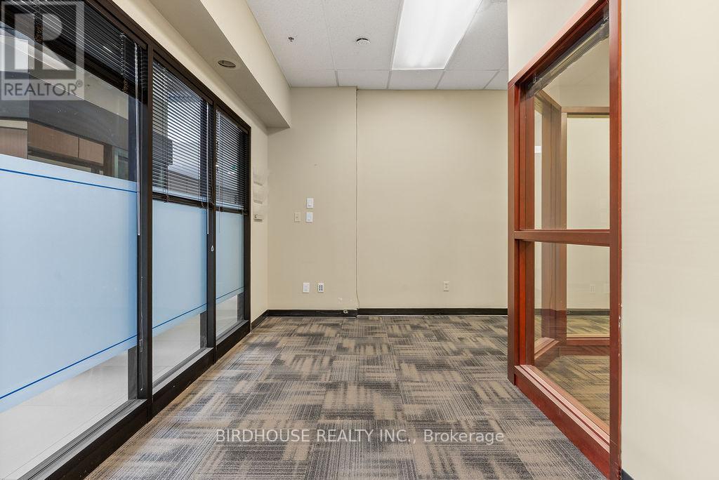 105 - 189 Kent Street W, Kawartha Lakes (Lindsay), Ontario  K9V 5G6 - Photo 2 - X12110394