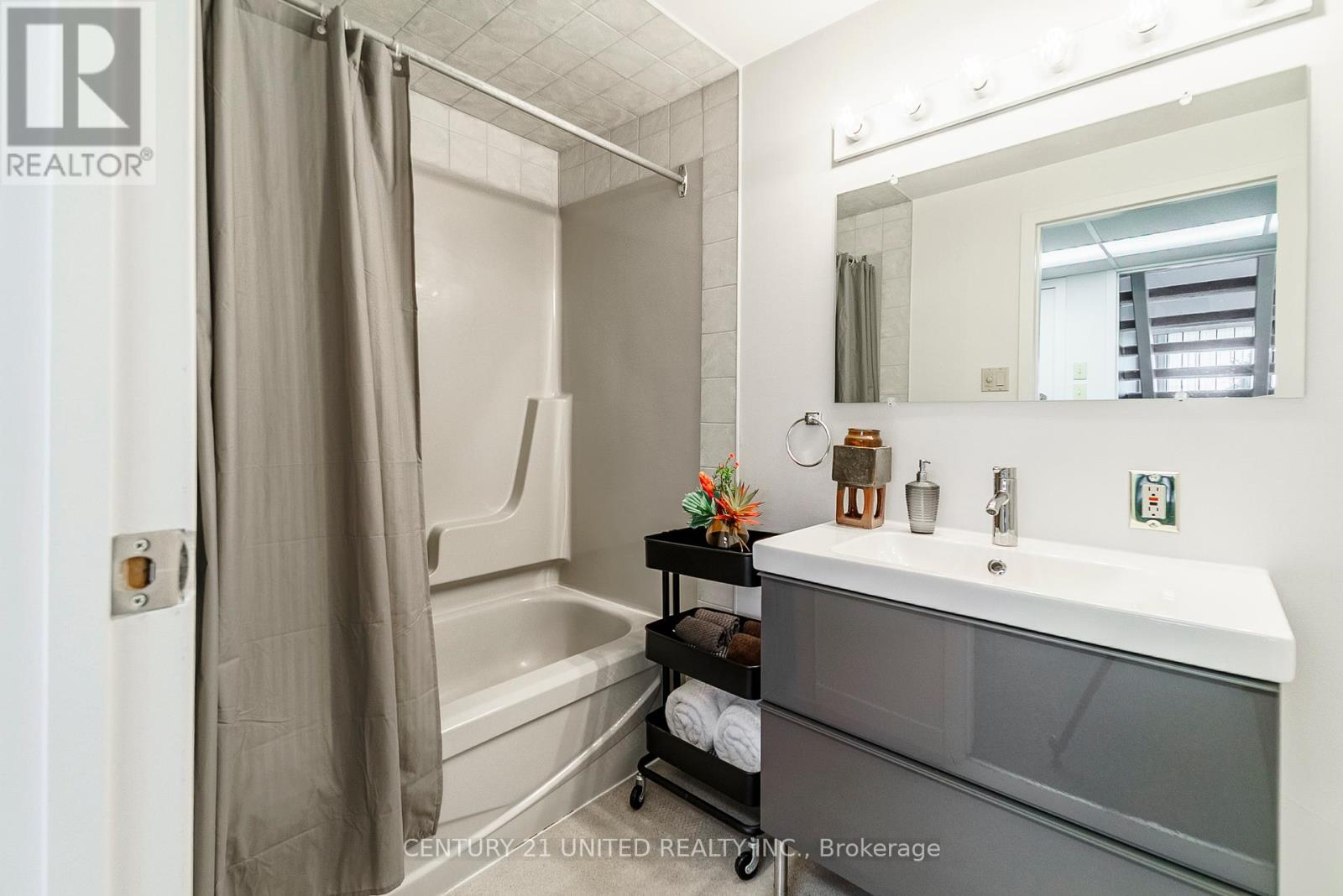 2120 Meadowview Road, Peterborough East (South), Ontario  K9L 1S4 - Photo 24 - X12112166