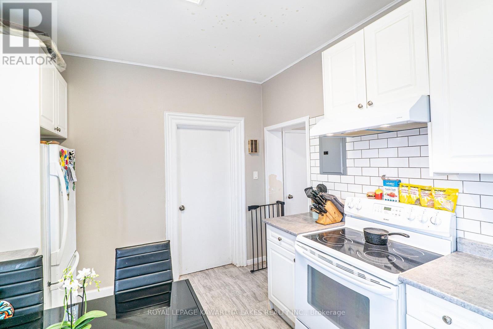 6 Glenelg Street W, Kawartha Lakes (Lindsay), Ontario  K9V 2T8 - Photo 18 - X12113272