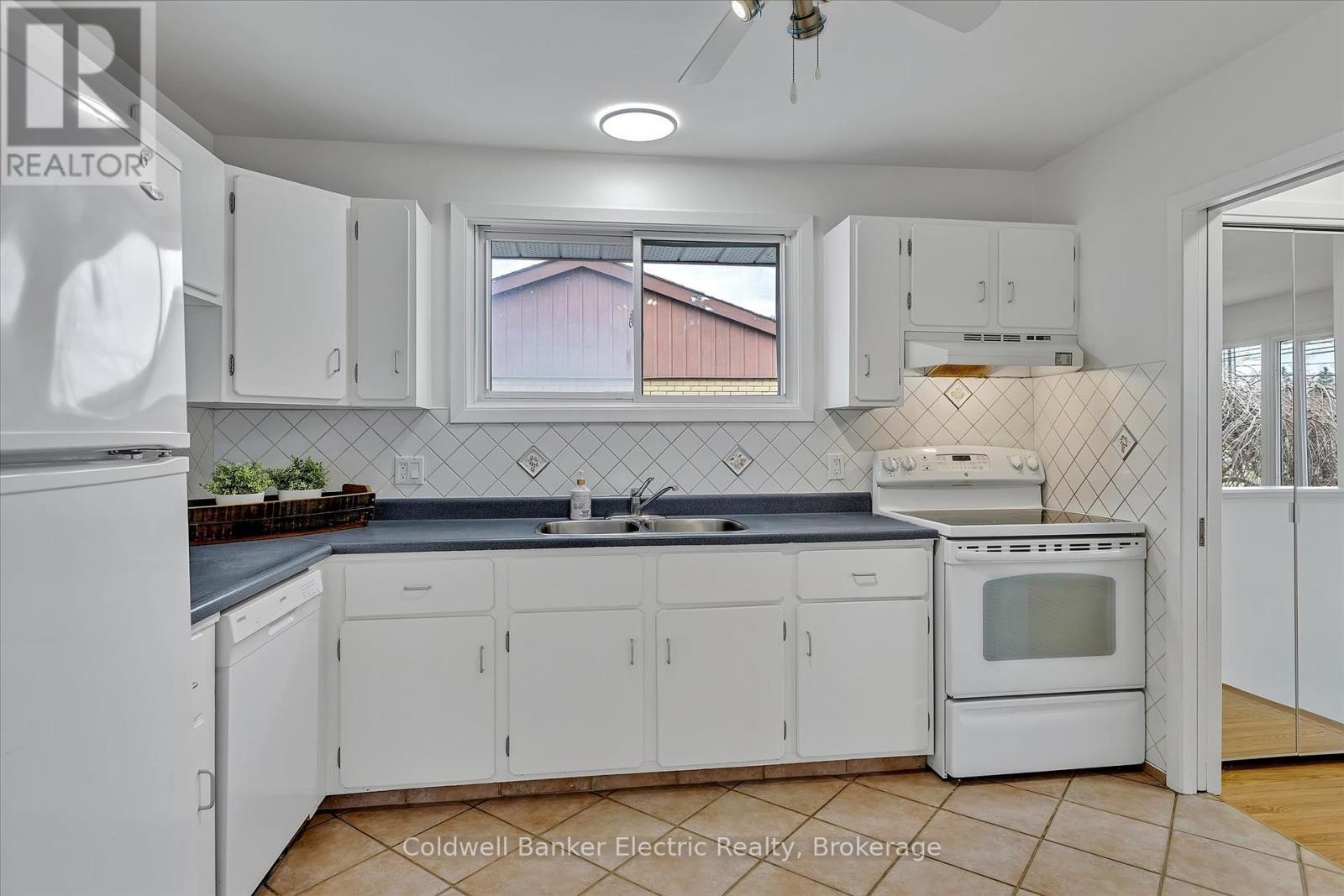 299 Bellevue Street, Peterborough North (South), Ontario  K9H 5E8 - Photo 12 - X12113803