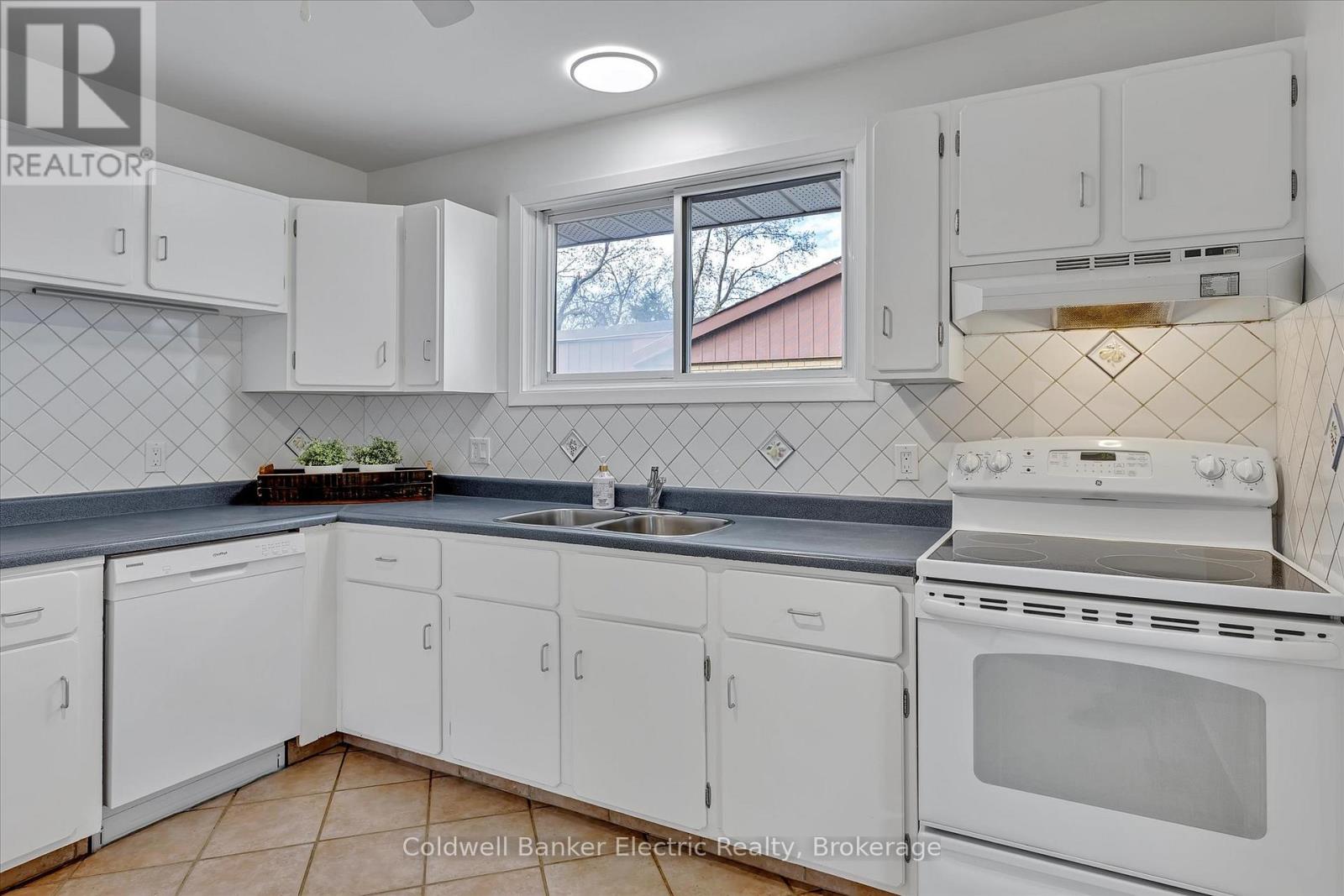299 Bellevue Street, Peterborough North (South), Ontario  K9H 5E8 - Photo 14 - X12113803