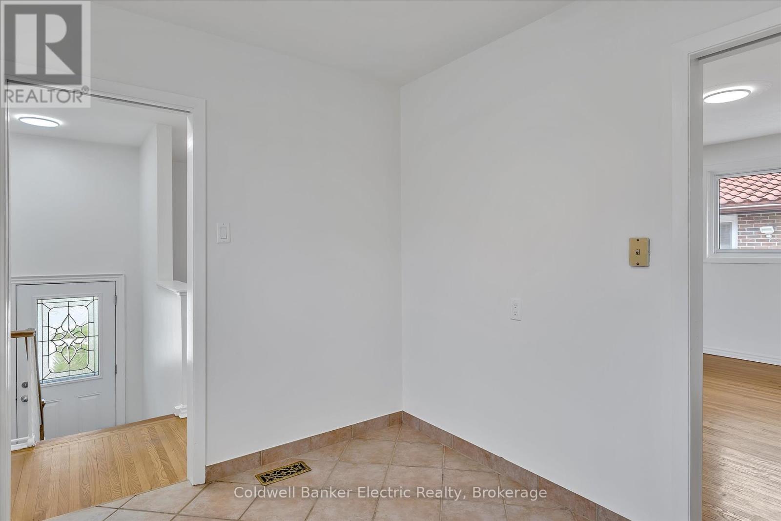 299 Bellevue Street, Peterborough North (South), Ontario  K9H 5E8 - Photo 16 - X12113803