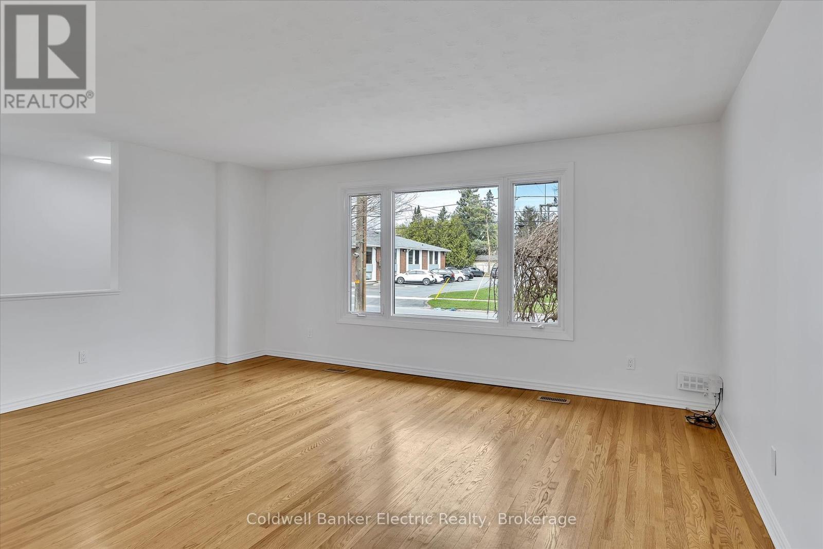 299 Bellevue Street, Peterborough North (South), Ontario  K9H 5E8 - Photo 3 - X12113803