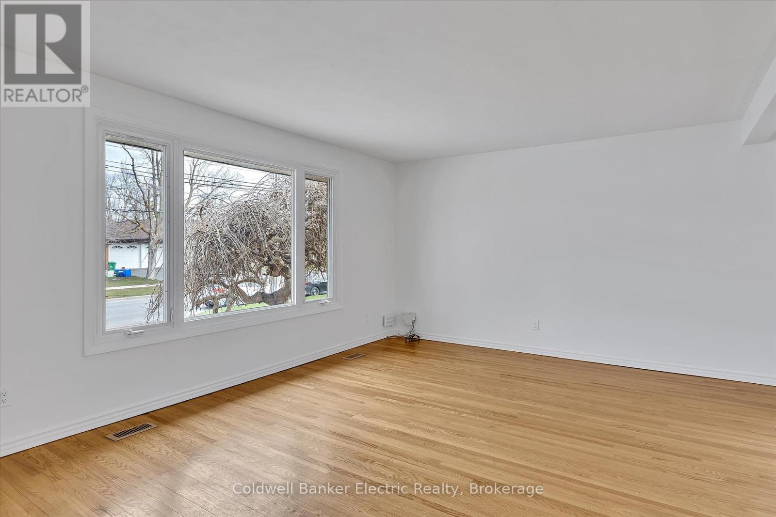 299 Bellevue Street, Peterborough North (South), Ontario  K9H 5E8 - Photo 5 - X12113803