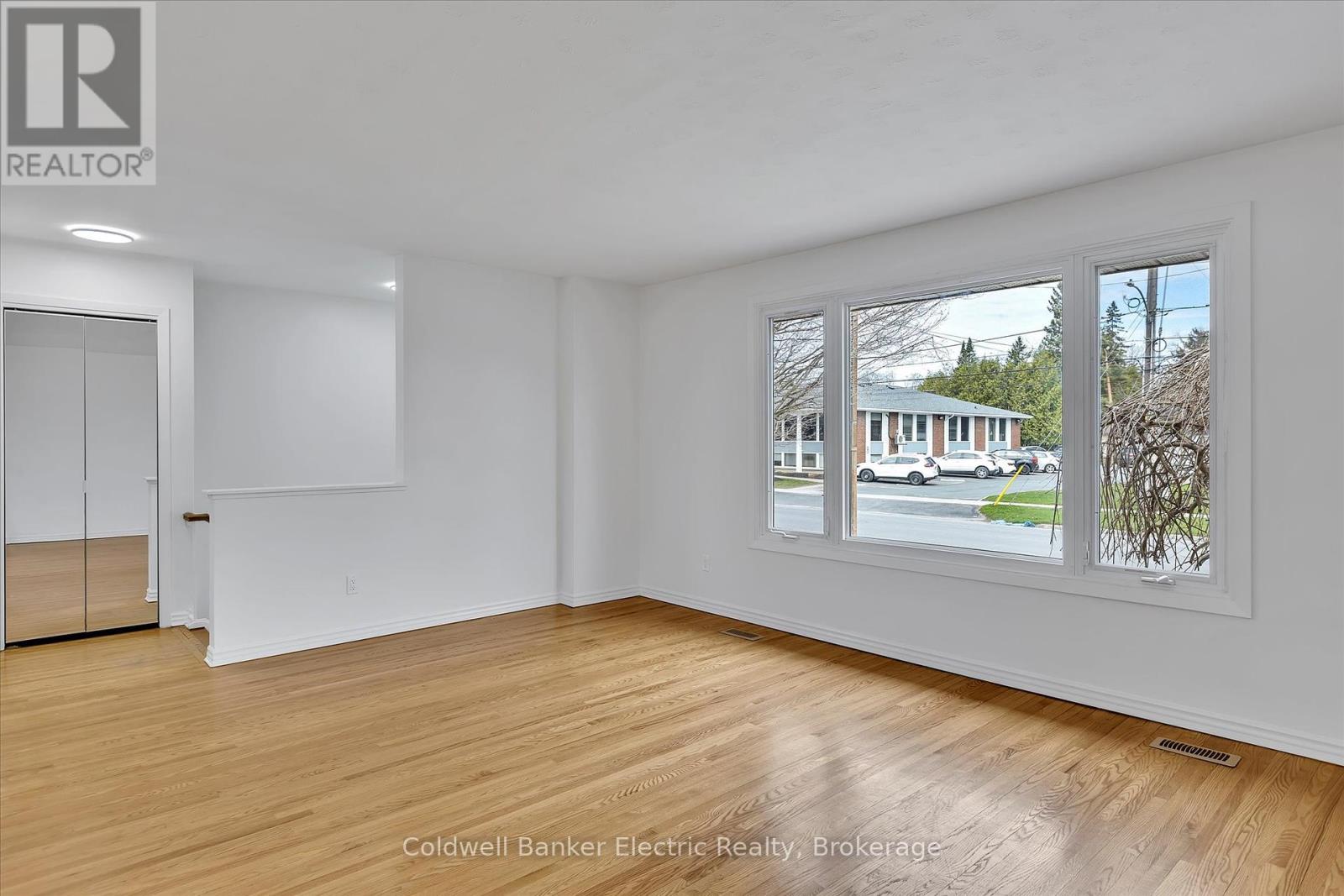 299 Bellevue Street, Peterborough North (South), Ontario  K9H 5E8 - Photo 6 - X12113803