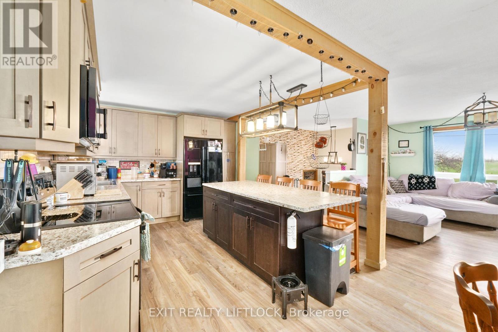 1688 Tara Road, Selwyn, Ontario  K9J 6X2 - Photo 10 - X12115065