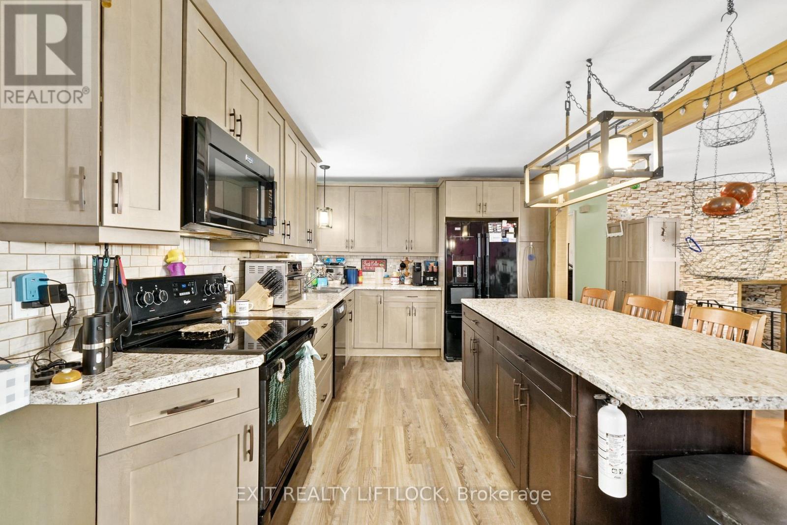1688 Tara Road, Selwyn, Ontario  K9J 6X2 - Photo 9 - X12115065