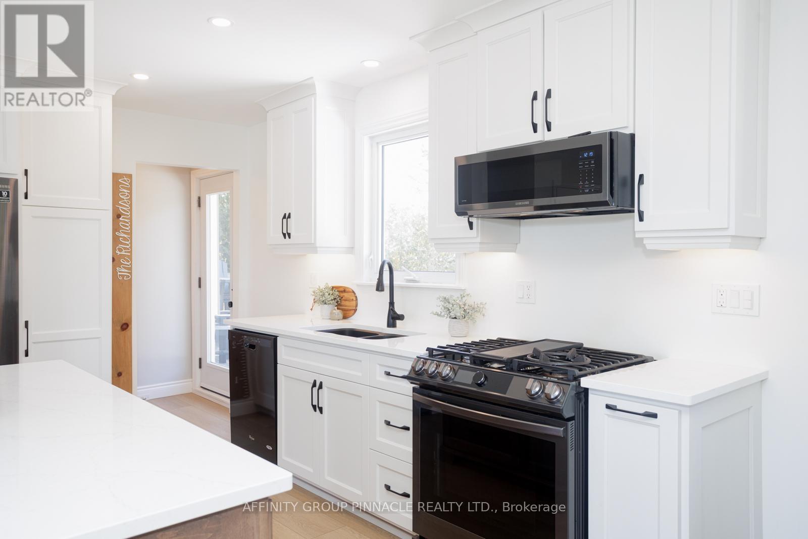 19 Mohawk Drive, Kawartha Lakes (Ops), Ontario  K9V 0J6 - Photo 8 - X12115200