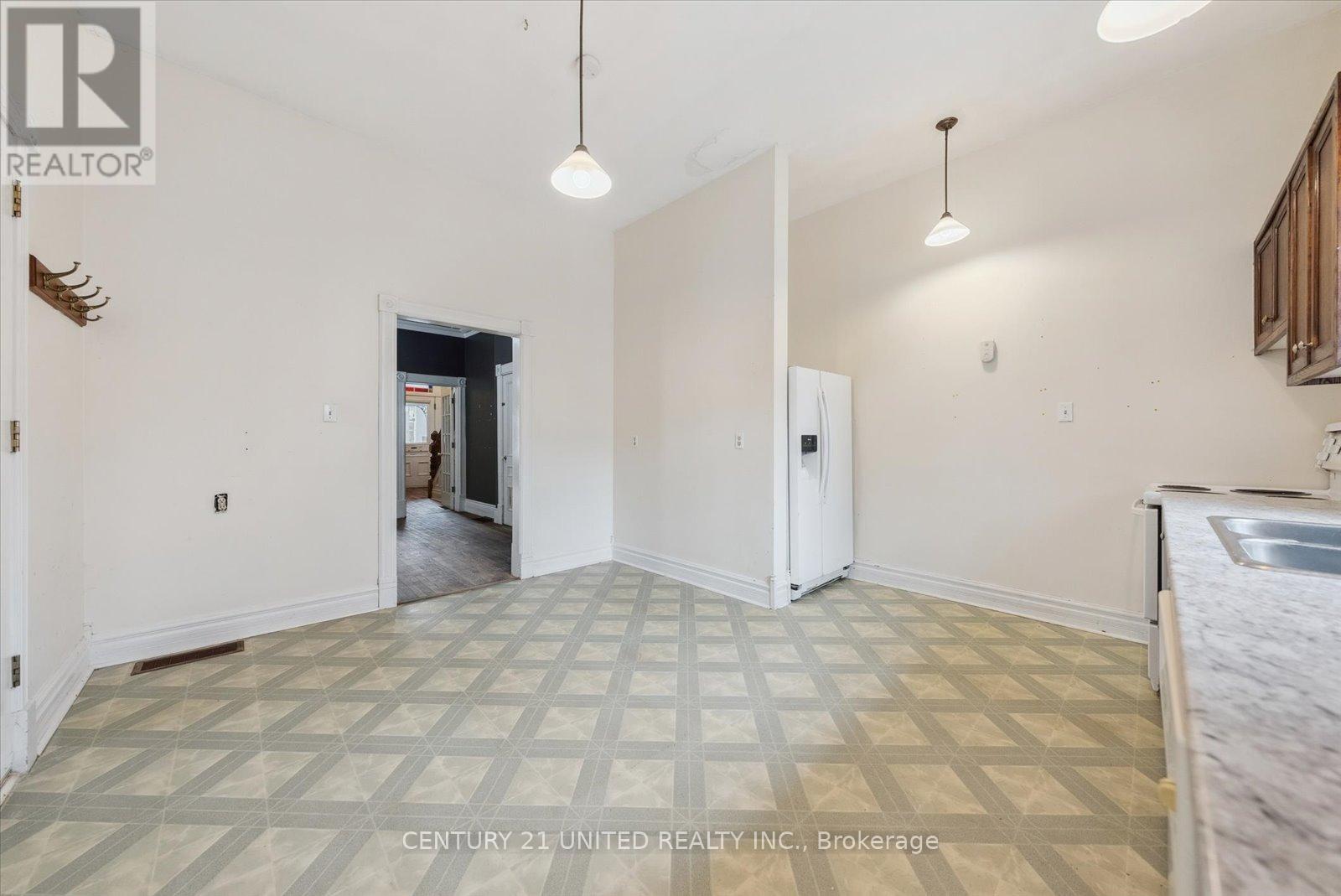 183 Stewart Street, Peterborough Central (South), Ontario  K9J 3M4 - Photo 18 - X12115262
