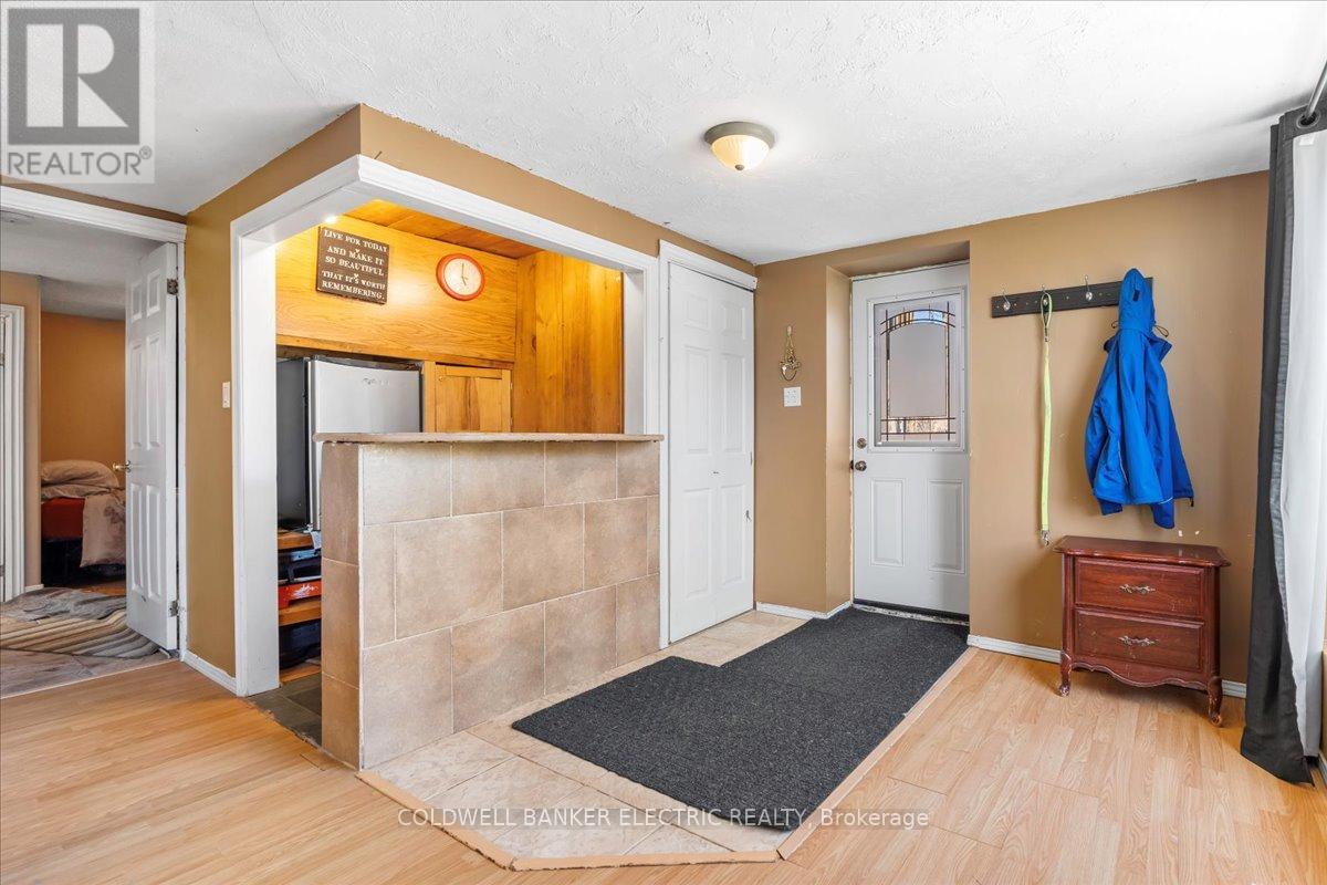 38 Cliffside Drive, Kawartha Lakes, Ontario  K0L 1T0 - Photo 4 - X12115357