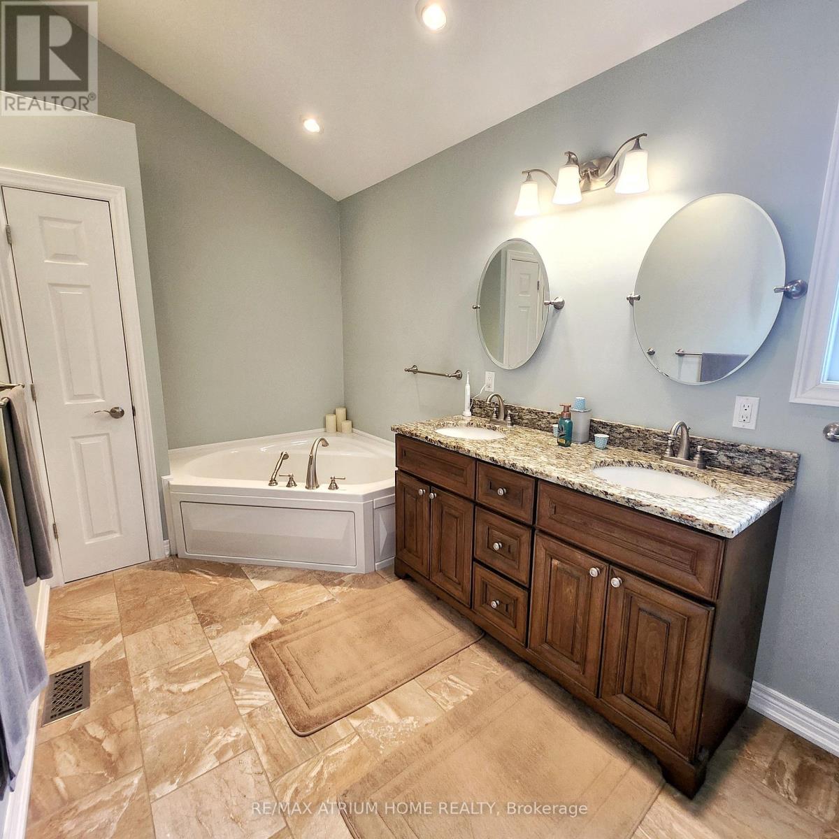 825 Southview Drive, Otonabee-South Monaghan, Ontario  K0L 1B0 - Photo 16 - X12115630