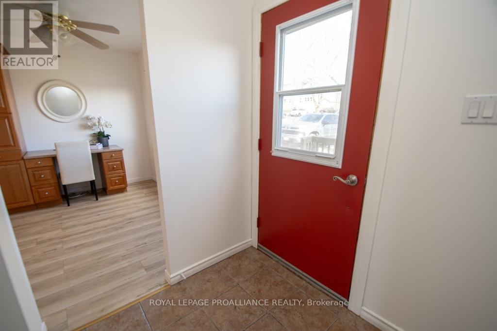 1635 Applewood Crescent, Peterborough West (Central), Ontario  K9K 1N3 - Photo 3 - X12116800