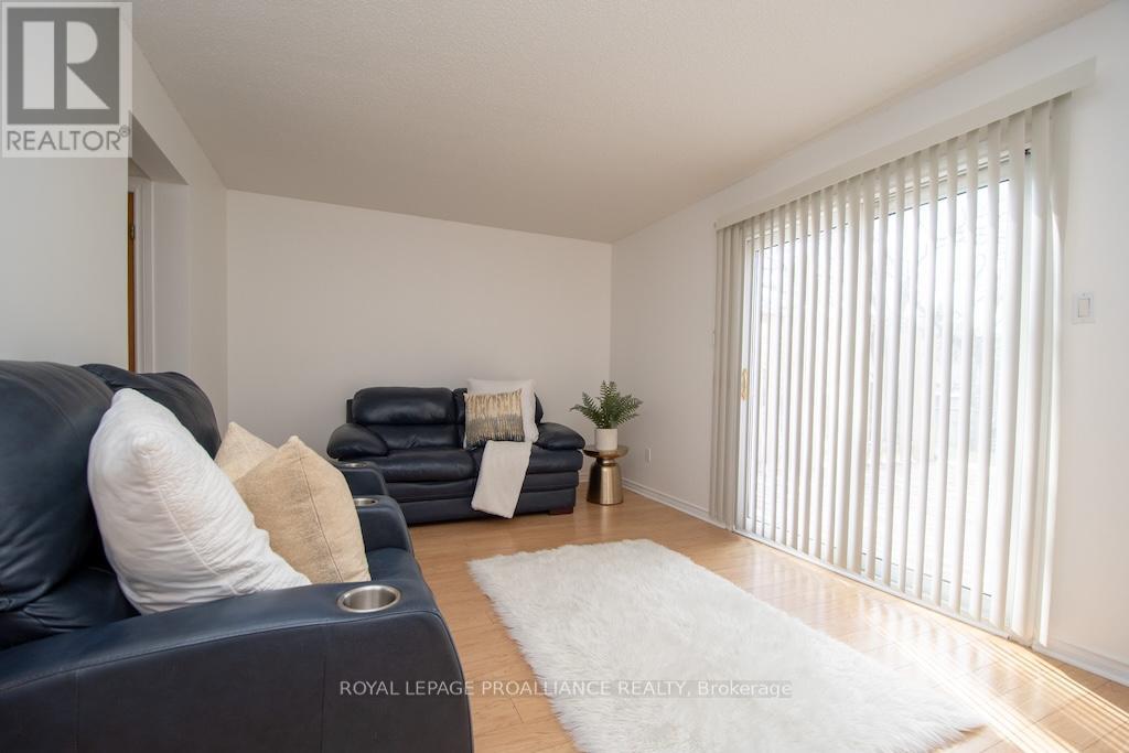 1635 Applewood Crescent, Peterborough West (Central), Ontario  K9K 1N3 - Photo 4 - X12116800