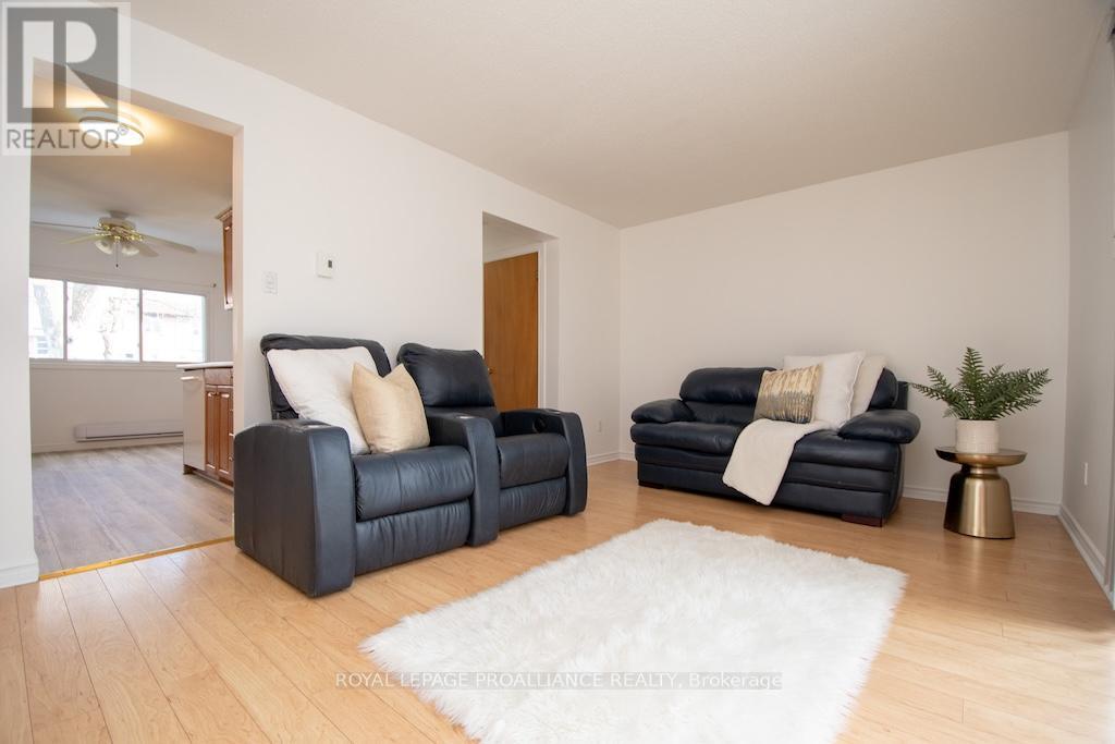 1635 Applewood Crescent, Peterborough West (Central), Ontario  K9K 1N3 - Photo 5 - X12116800